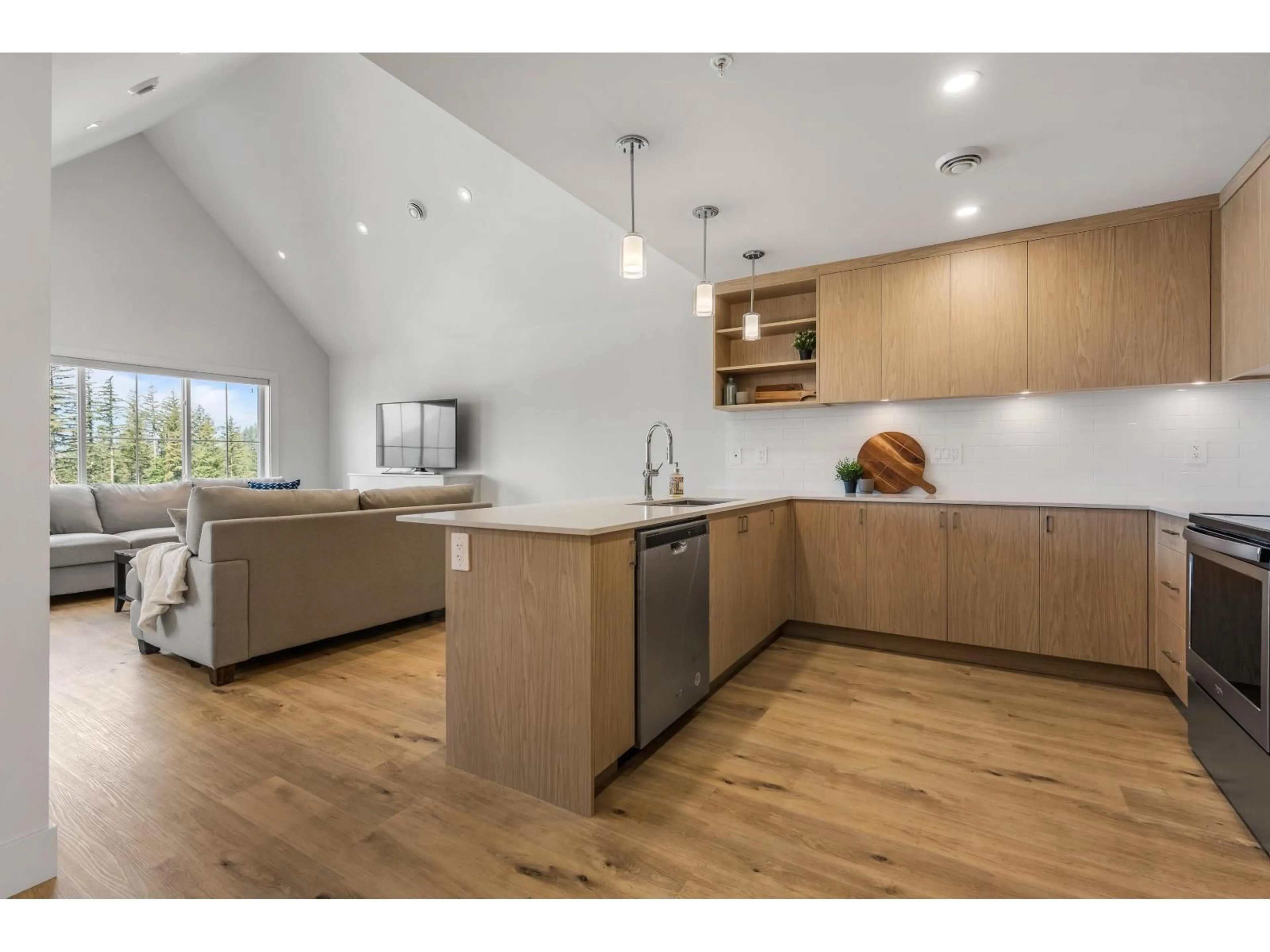 Open concept kitchen, wood/laminate floor for 8 - 1928 WOODSIDE BOULEVARD, Agassiz British Columbia V0M1A1