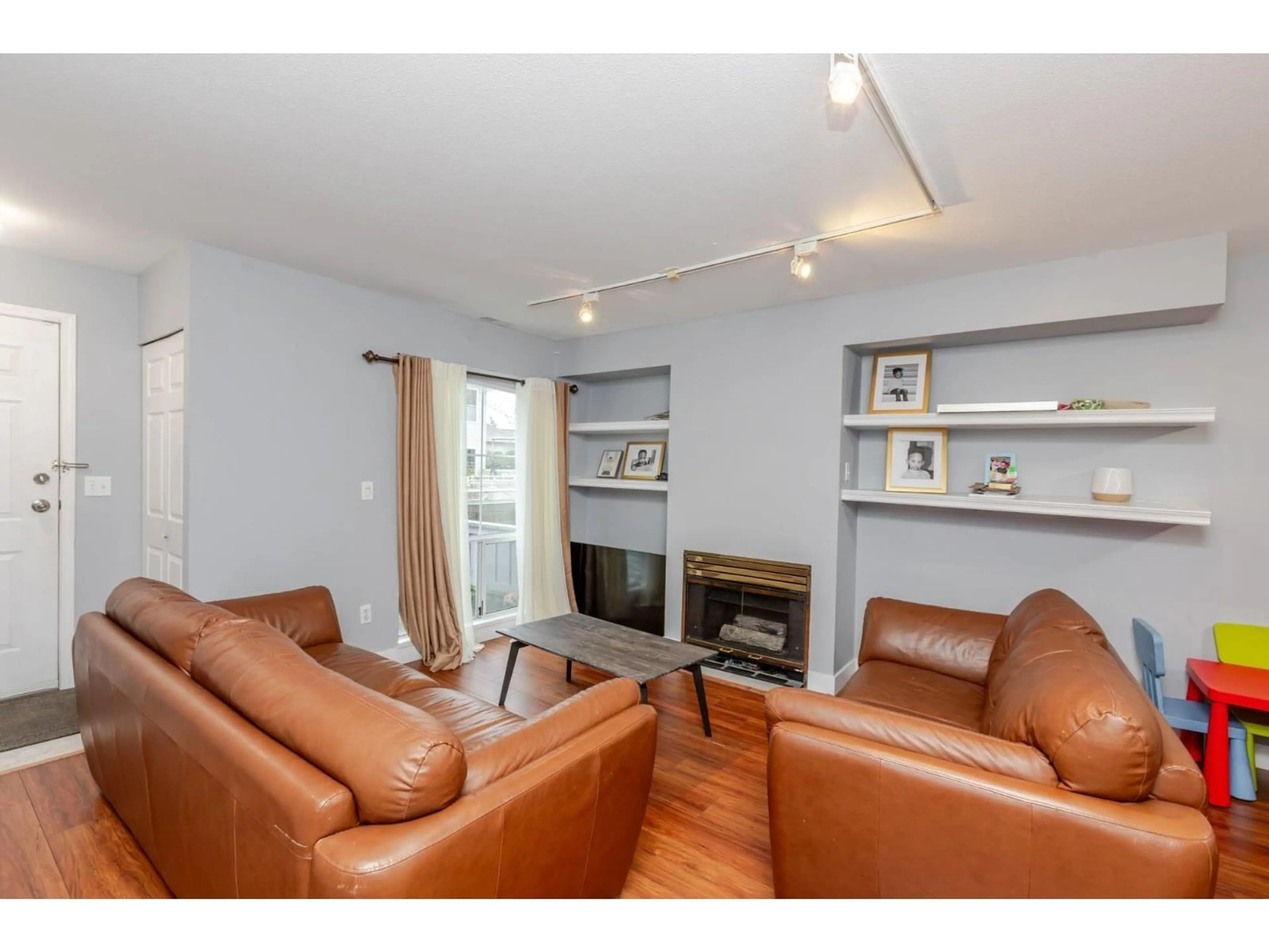 Living room with furniture, wood/laminate floor for 20 - 13713 72A, Surrey British Columbia V3W1K2