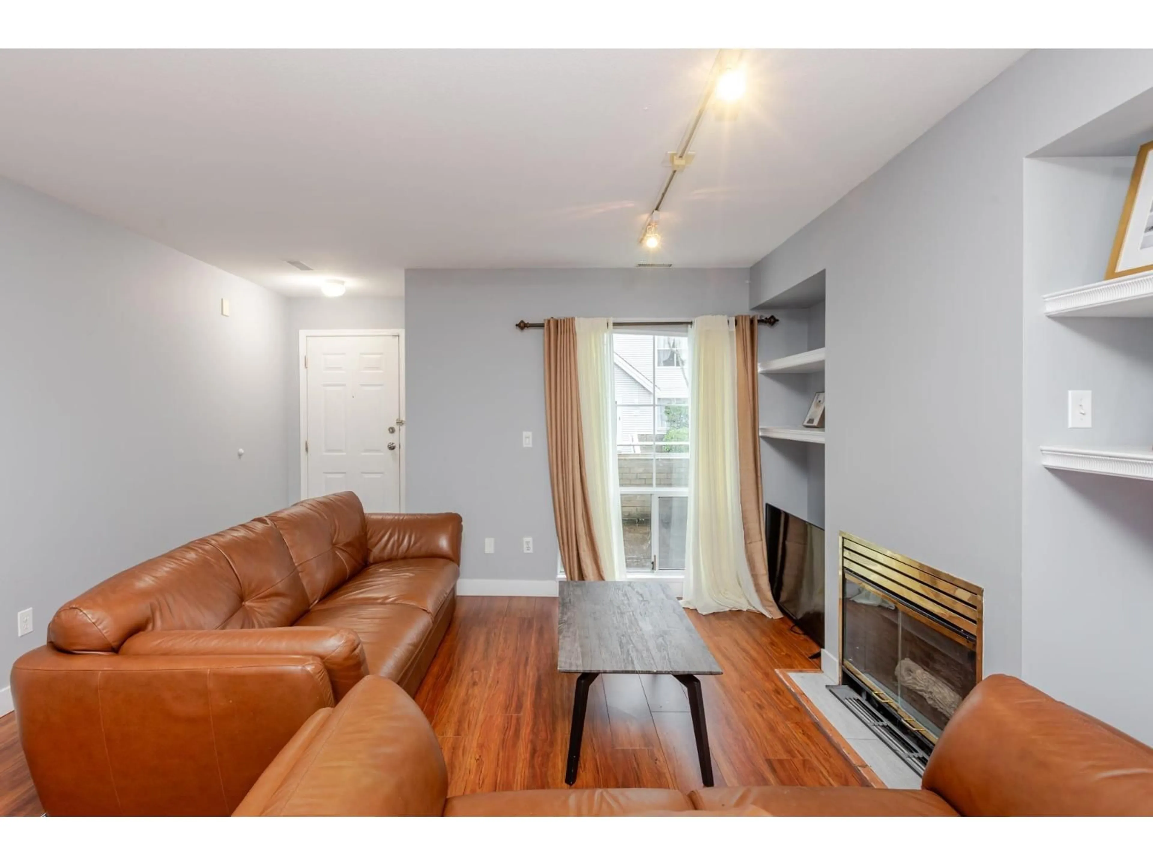 Living room with furniture, wood/laminate floor for 20 - 13713 72A, Surrey British Columbia V3W1K2