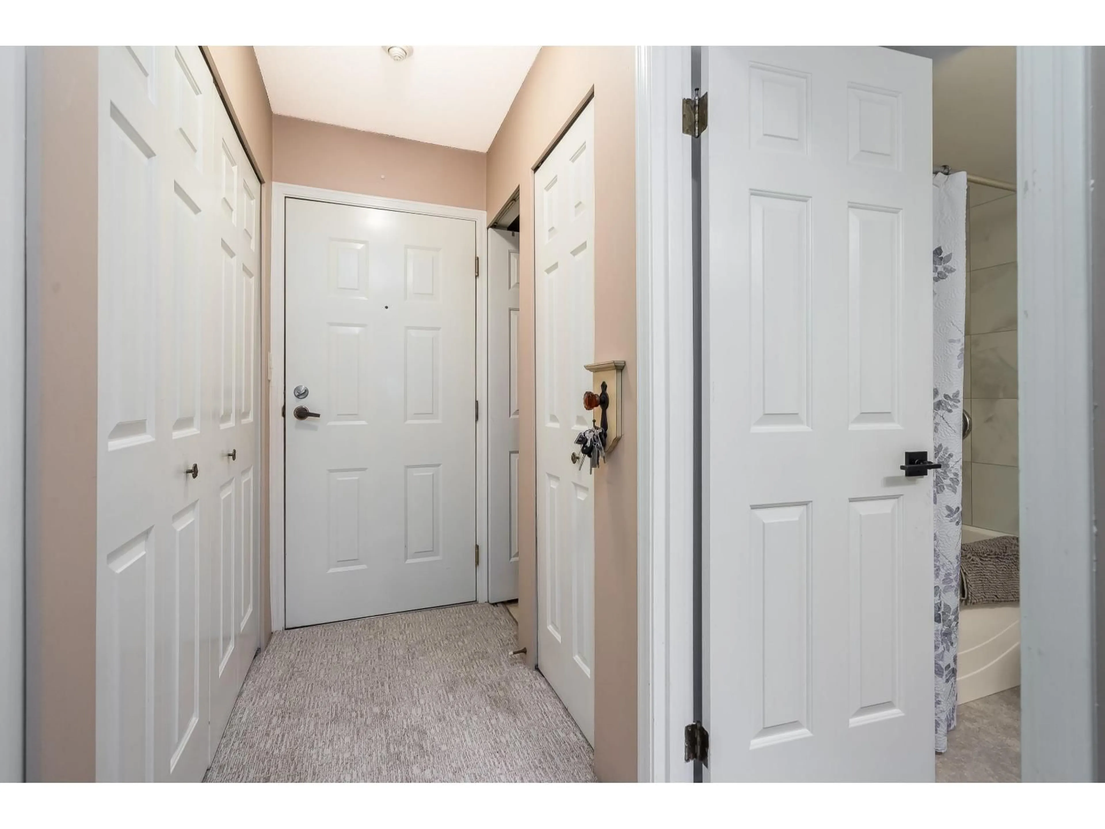 Indoor entryway for 102 - 15290 THRIFT, White Rock British Columbia V4B2L2