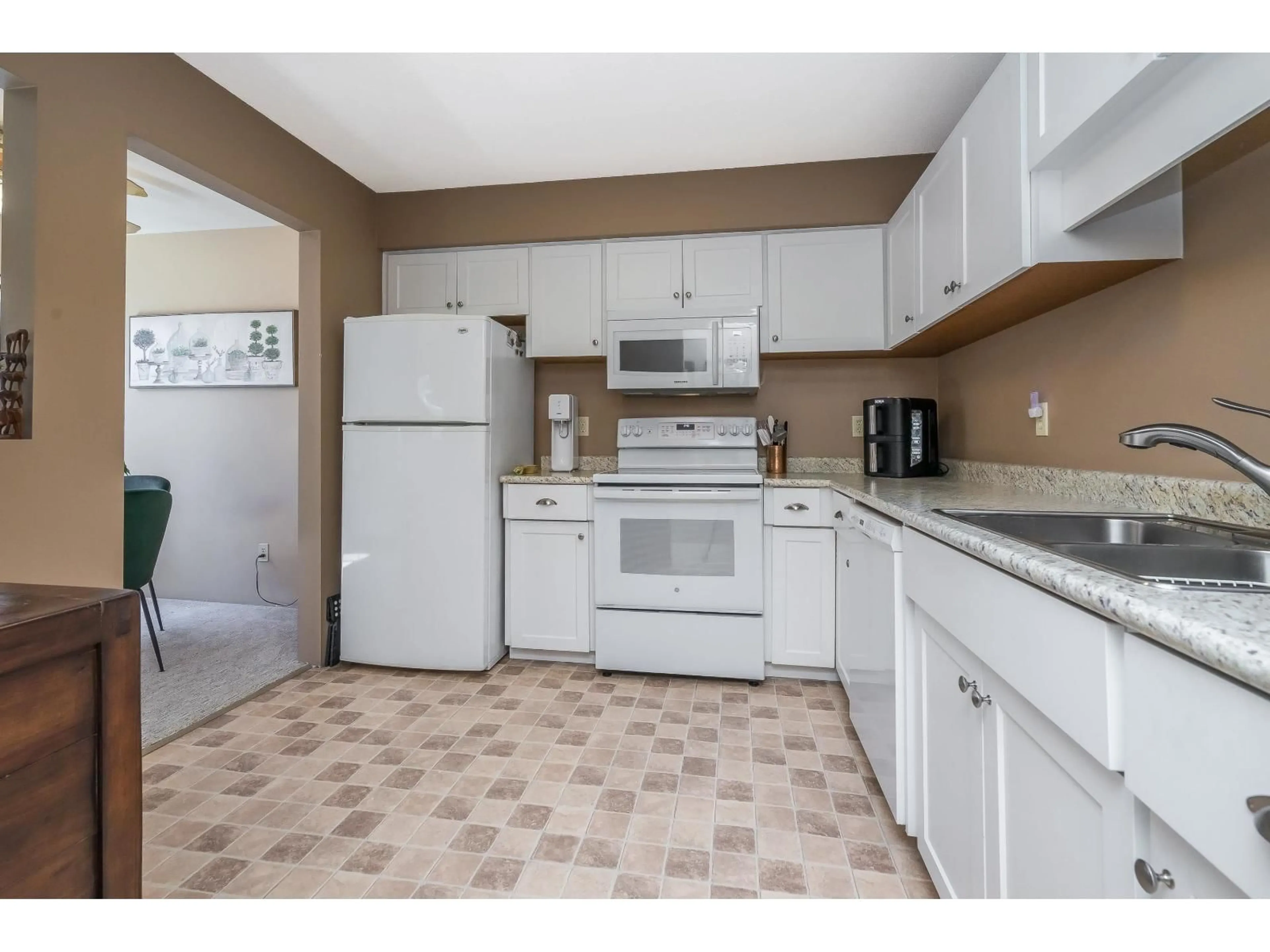 Standard kitchen, ceramic/tile floor for 102 - 15290 THRIFT, White Rock British Columbia V4B2L2