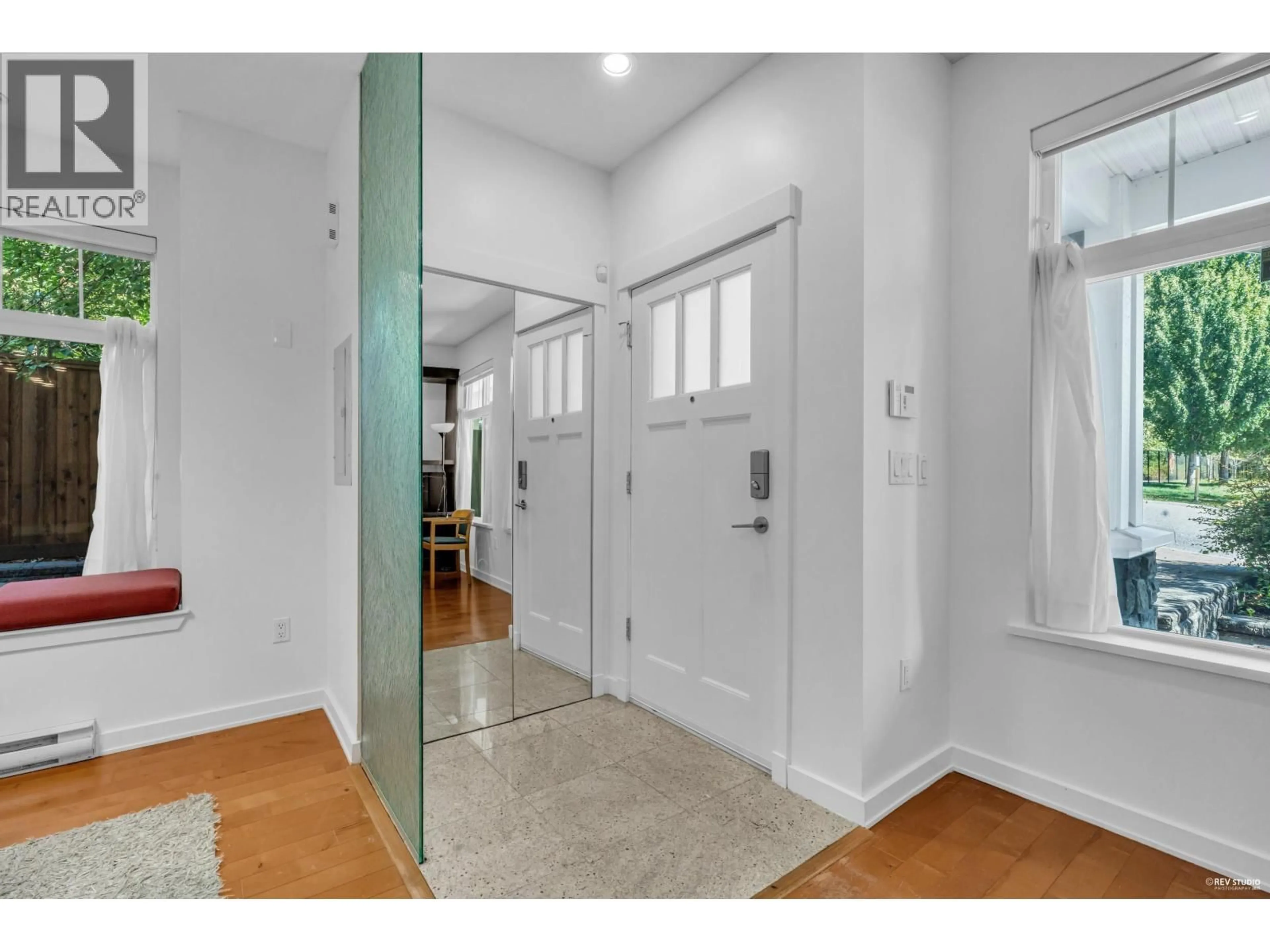 Indoor entryway for 7401 COLUMBIA STREET, Vancouver British Columbia V5X4X4