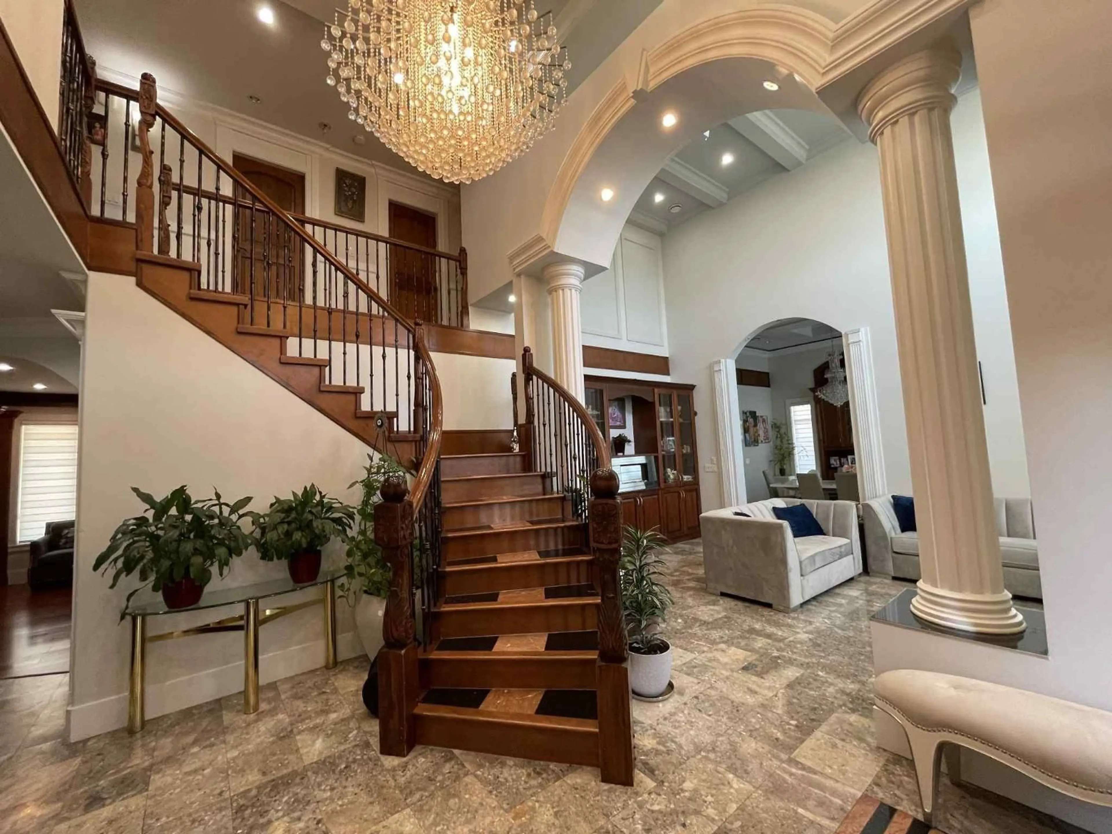 Indoor foyer for 8481 171, Surrey British Columbia V4N0B1