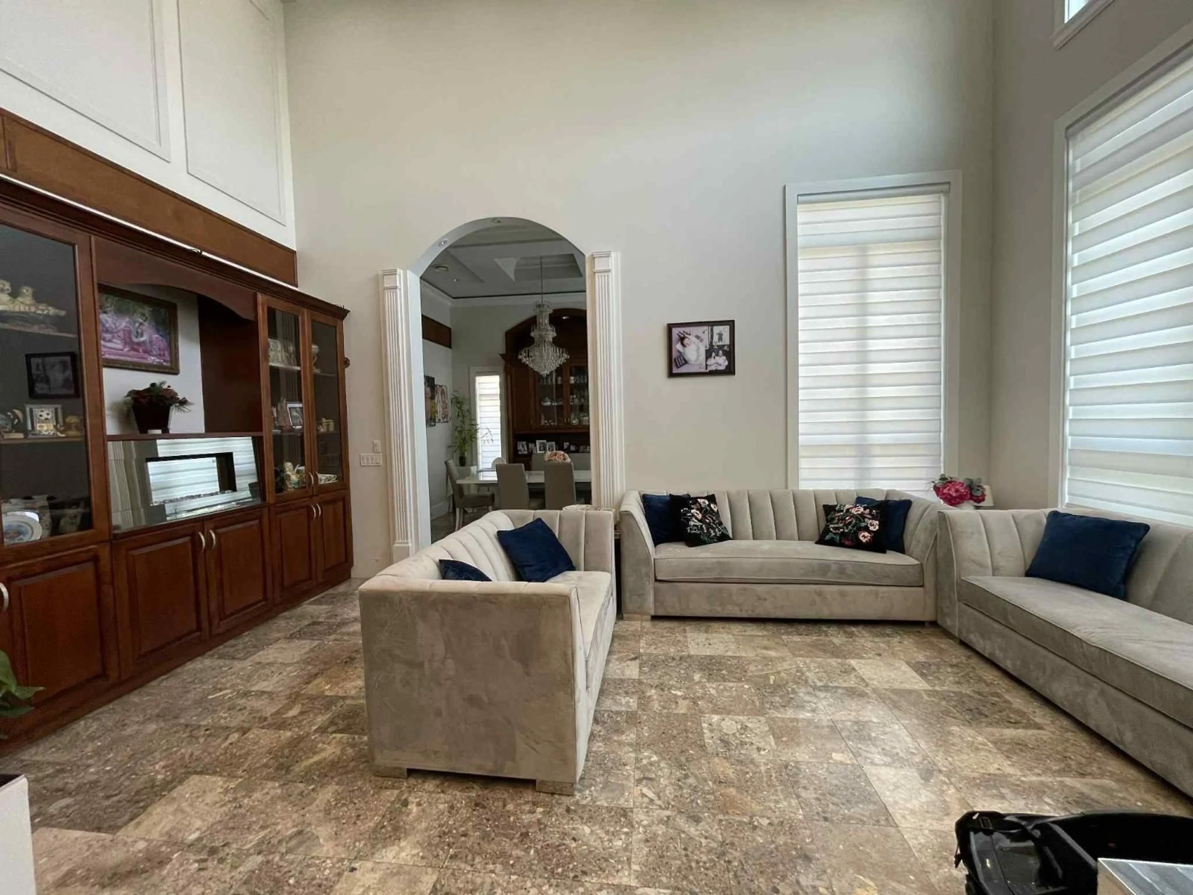 Living room with furniture, ceramic/tile floor for 8481 171, Surrey British Columbia V4N0B1