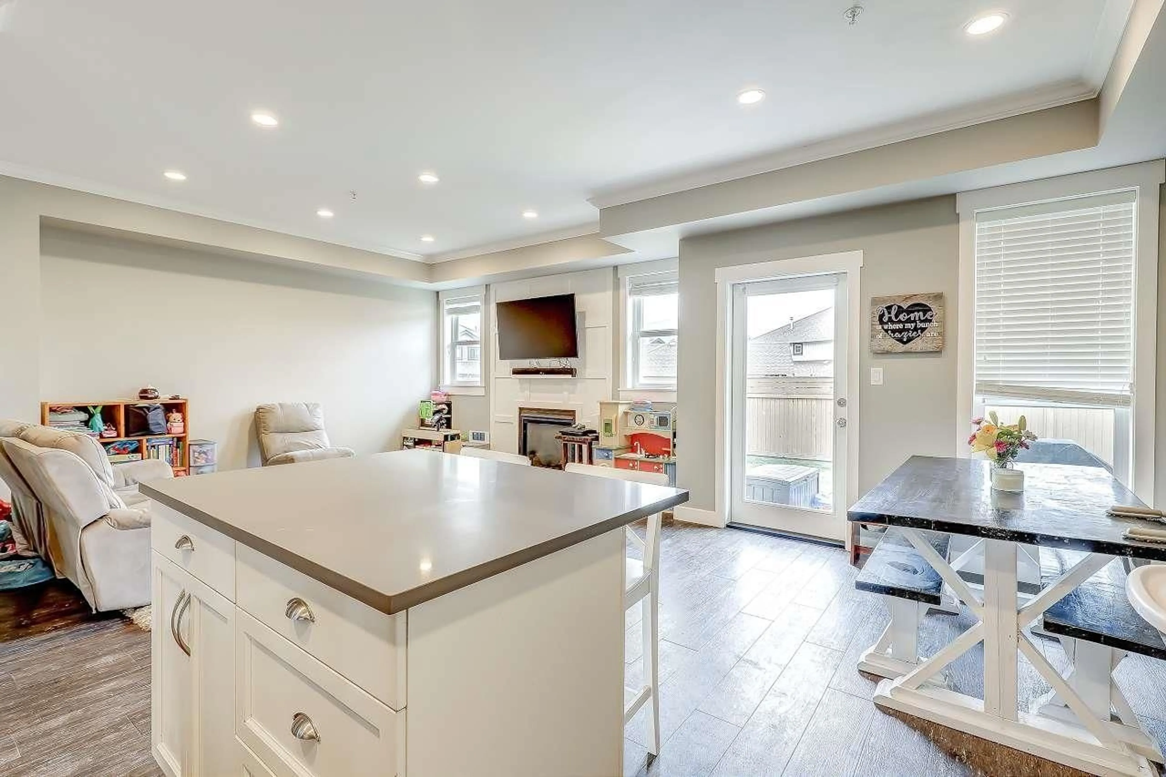 Open concept kitchen, unknown for 14 - 6491 VEDDER ROAD, Chilliwack British Columbia V2R0Y5