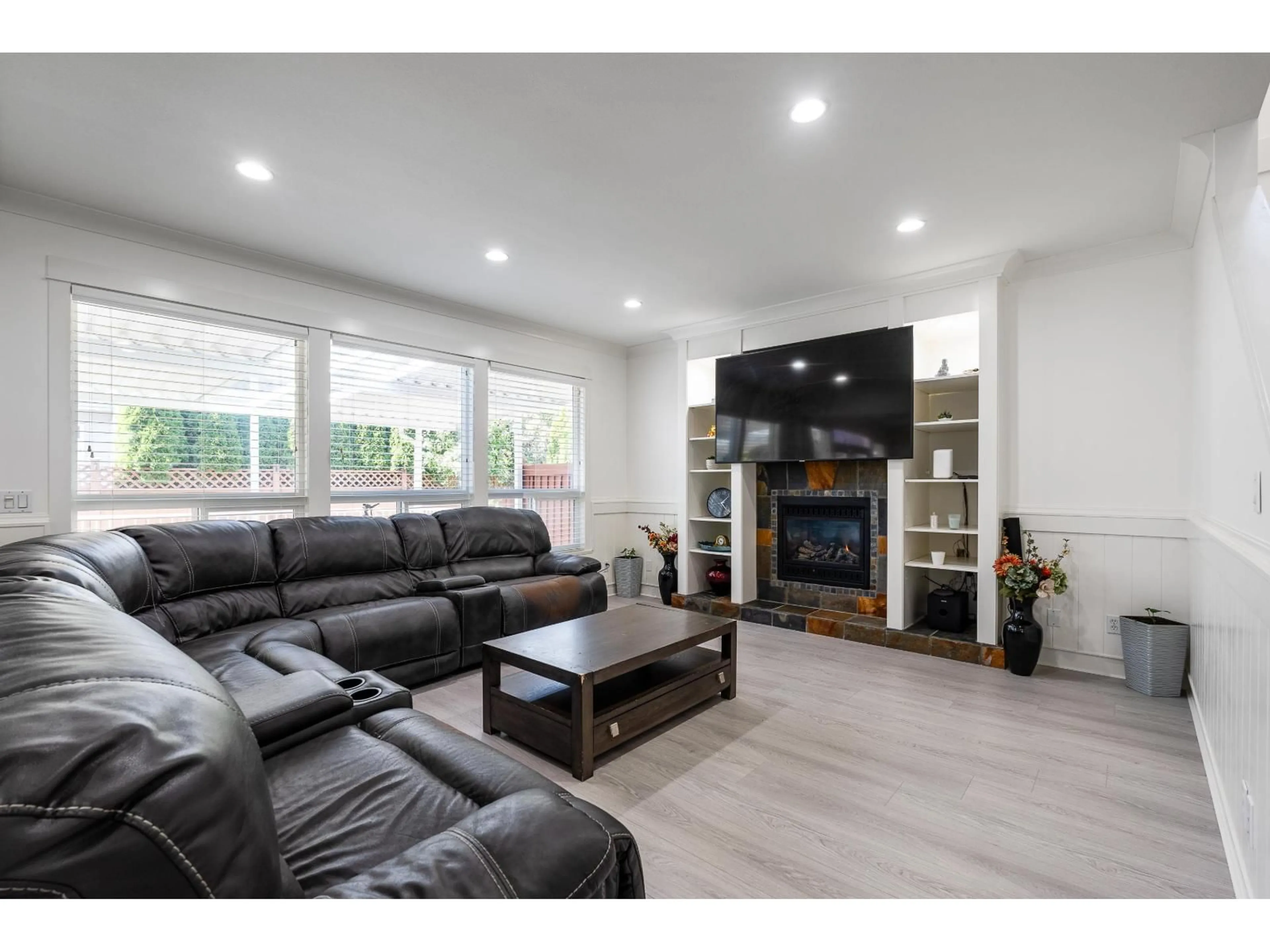 Living room with furniture, wood/laminate floor for 7051 196B, Langley British Columbia V2Y2Z7