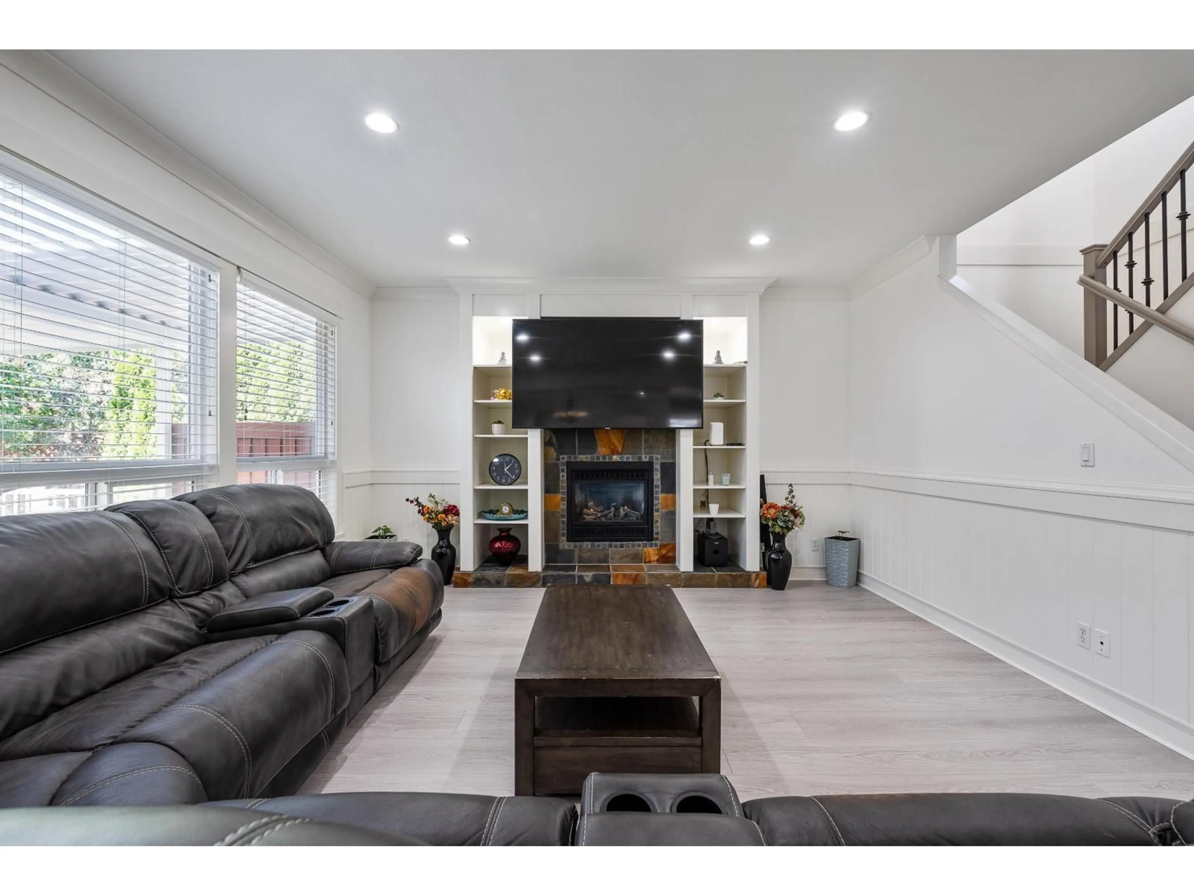 Living room with furniture, wood/laminate floor for 7051 196B, Langley British Columbia V2Y2Z7