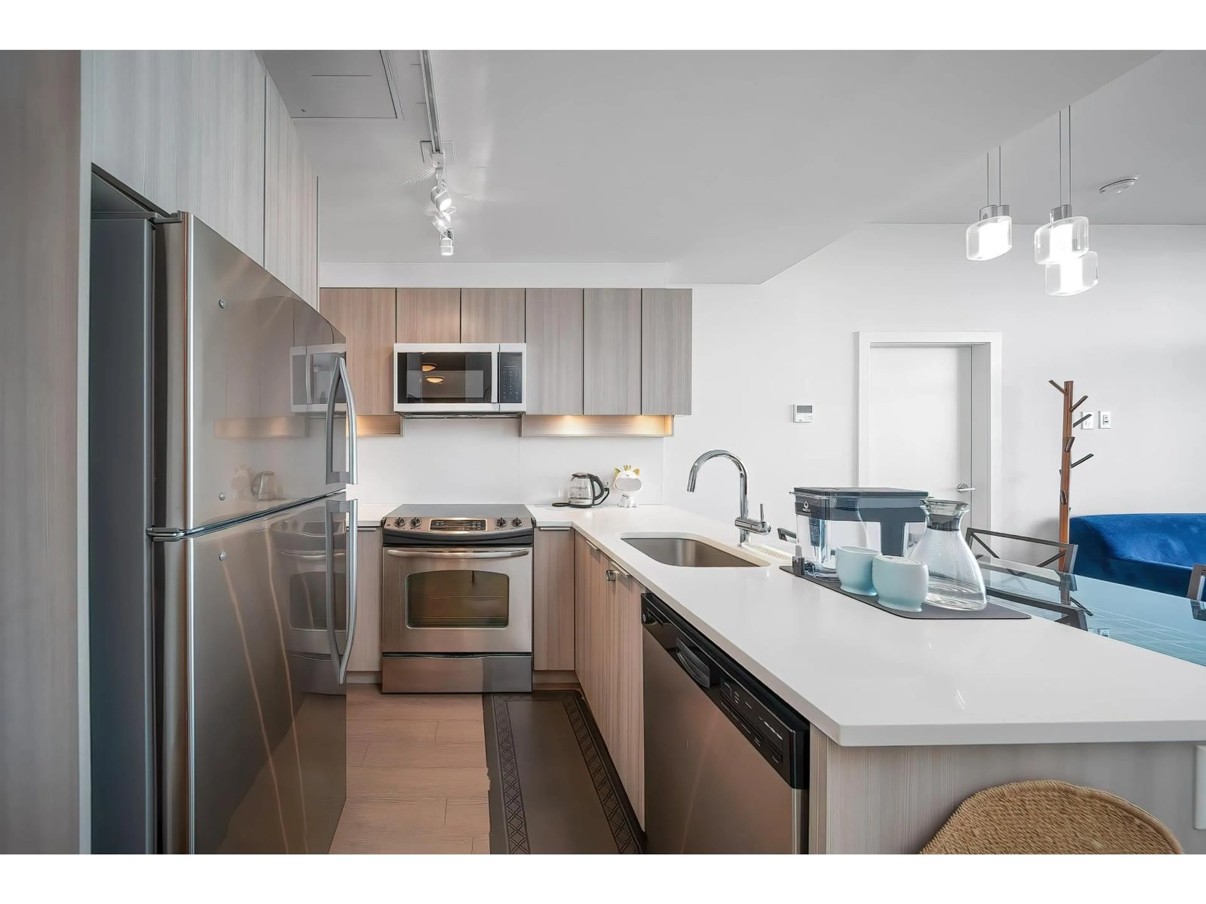 Standard kitchen, unknown for 3301 - 13308 CENTRAL, Surrey British Columbia V3T0M4