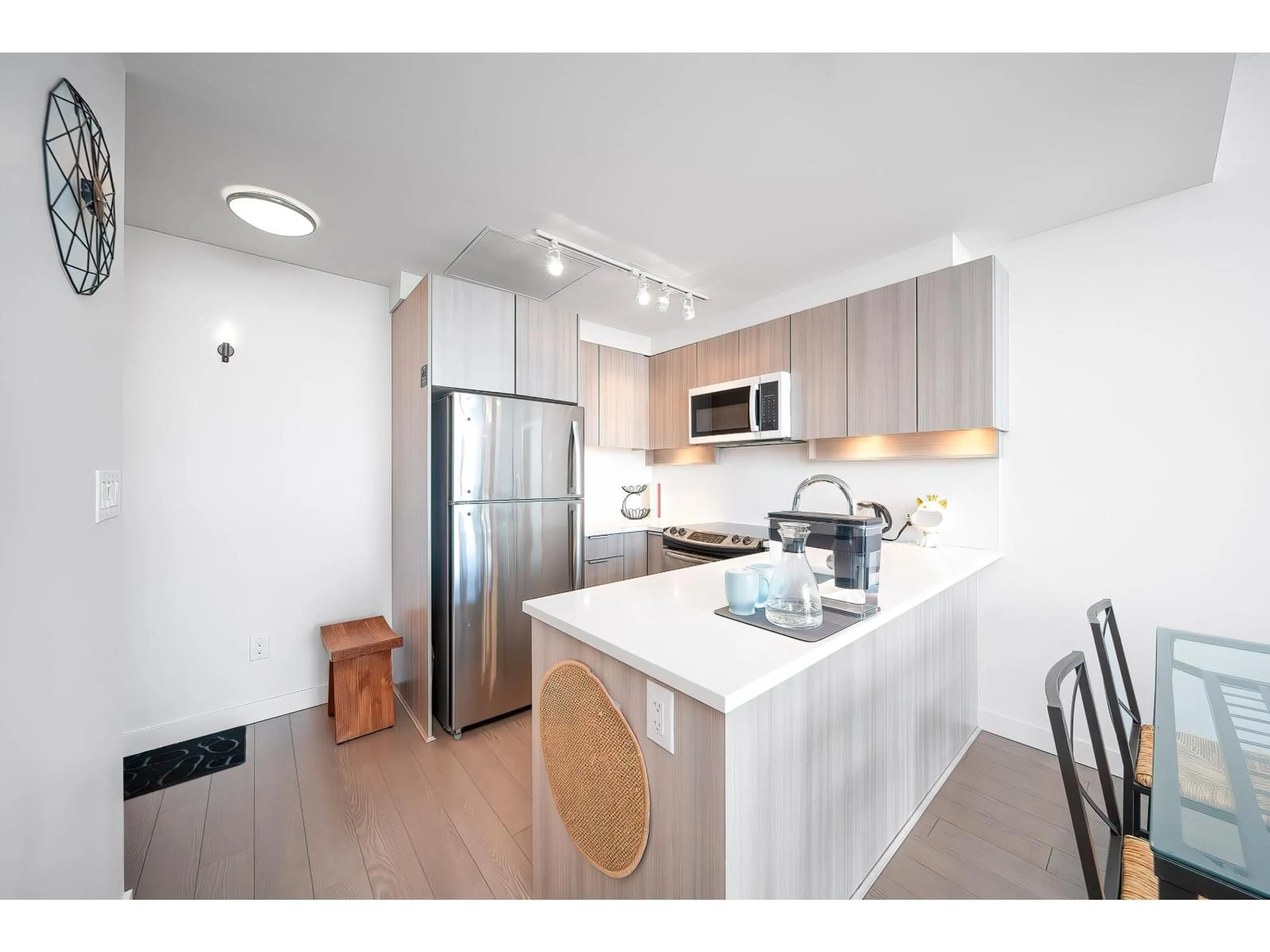 Standard kitchen, wood/laminate floor for 3301 - 13308 CENTRAL, Surrey British Columbia V3T0M4