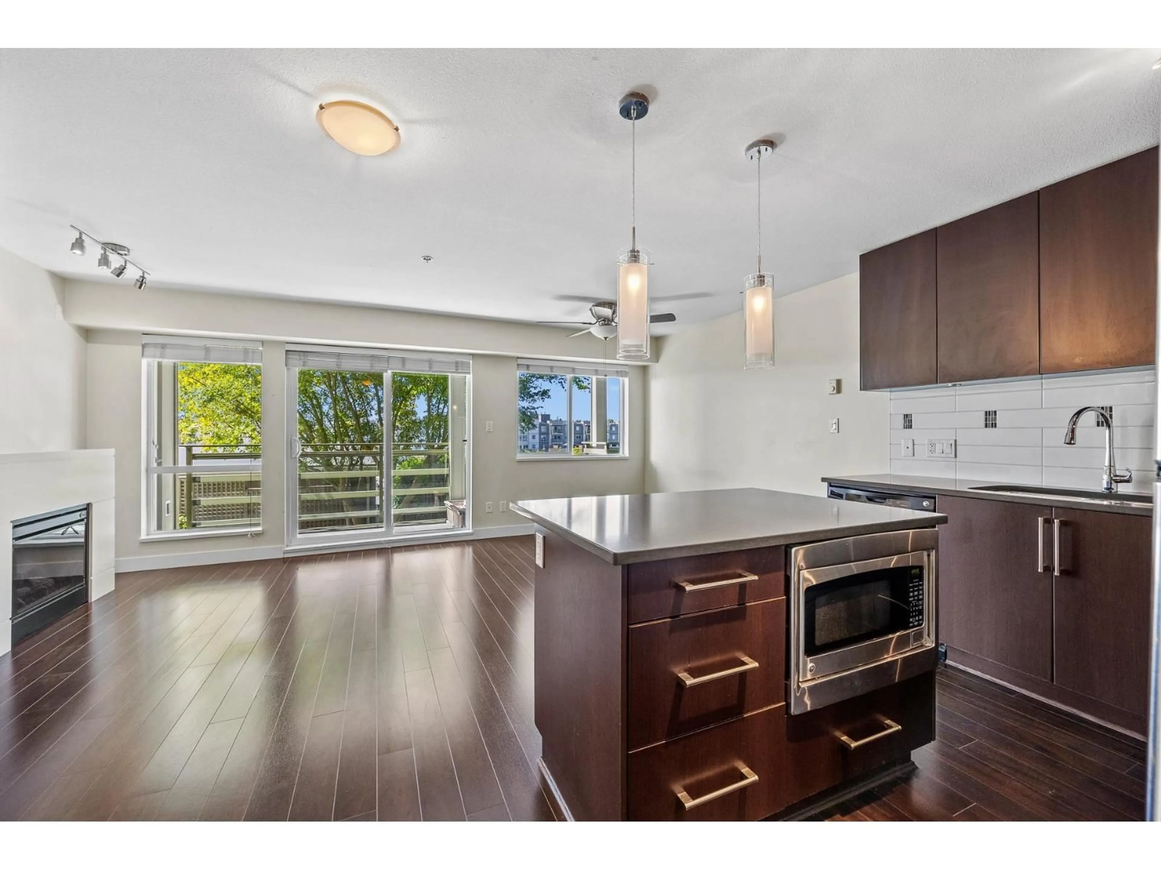 Open concept kitchen, wood/laminate floor for 363 - 15850 26, Surrey British Columbia V3Z2N6