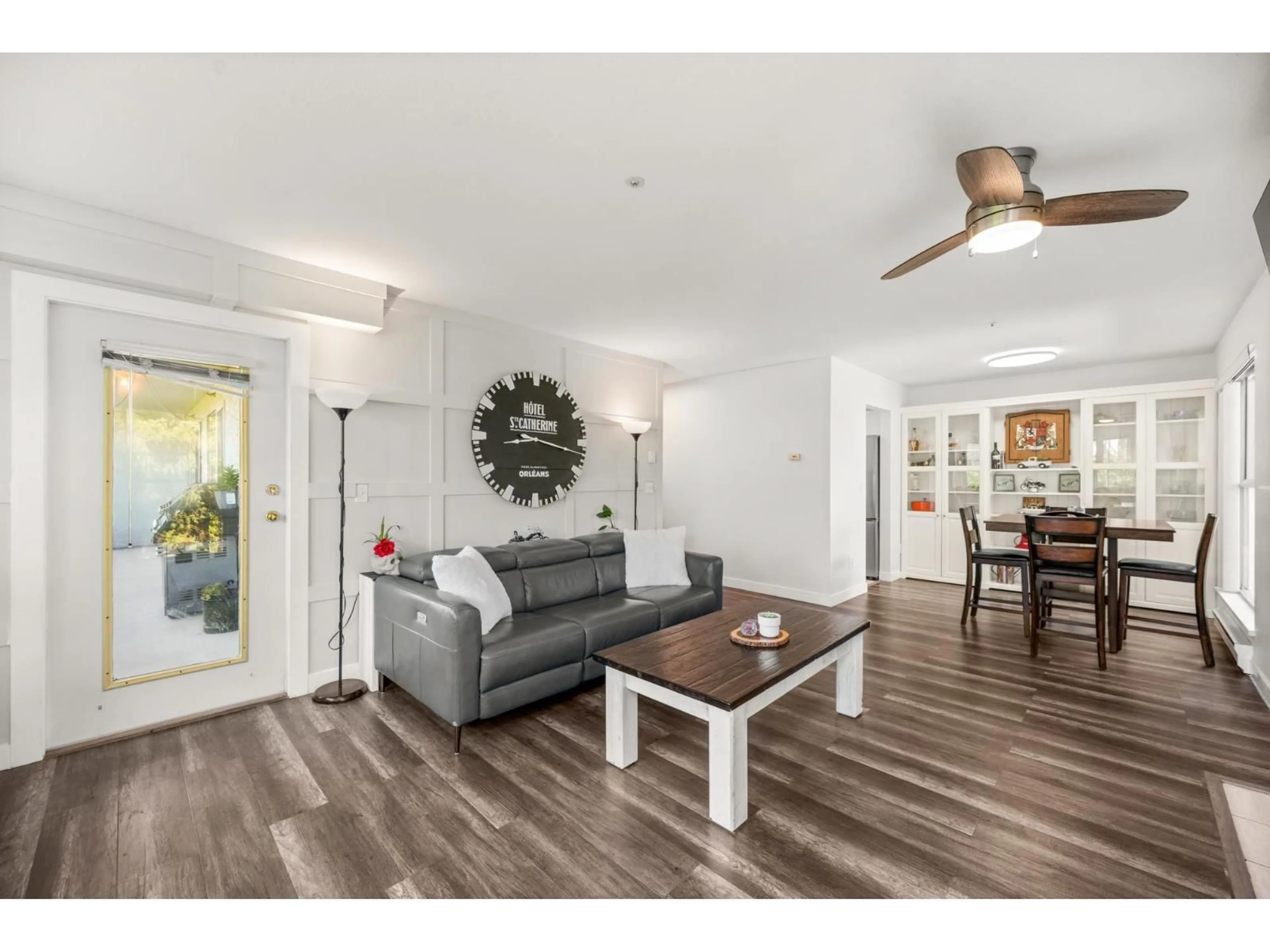 Living room with furniture, wood/laminate floor for 207 - 20350 54, Langley British Columbia V3A8J4
