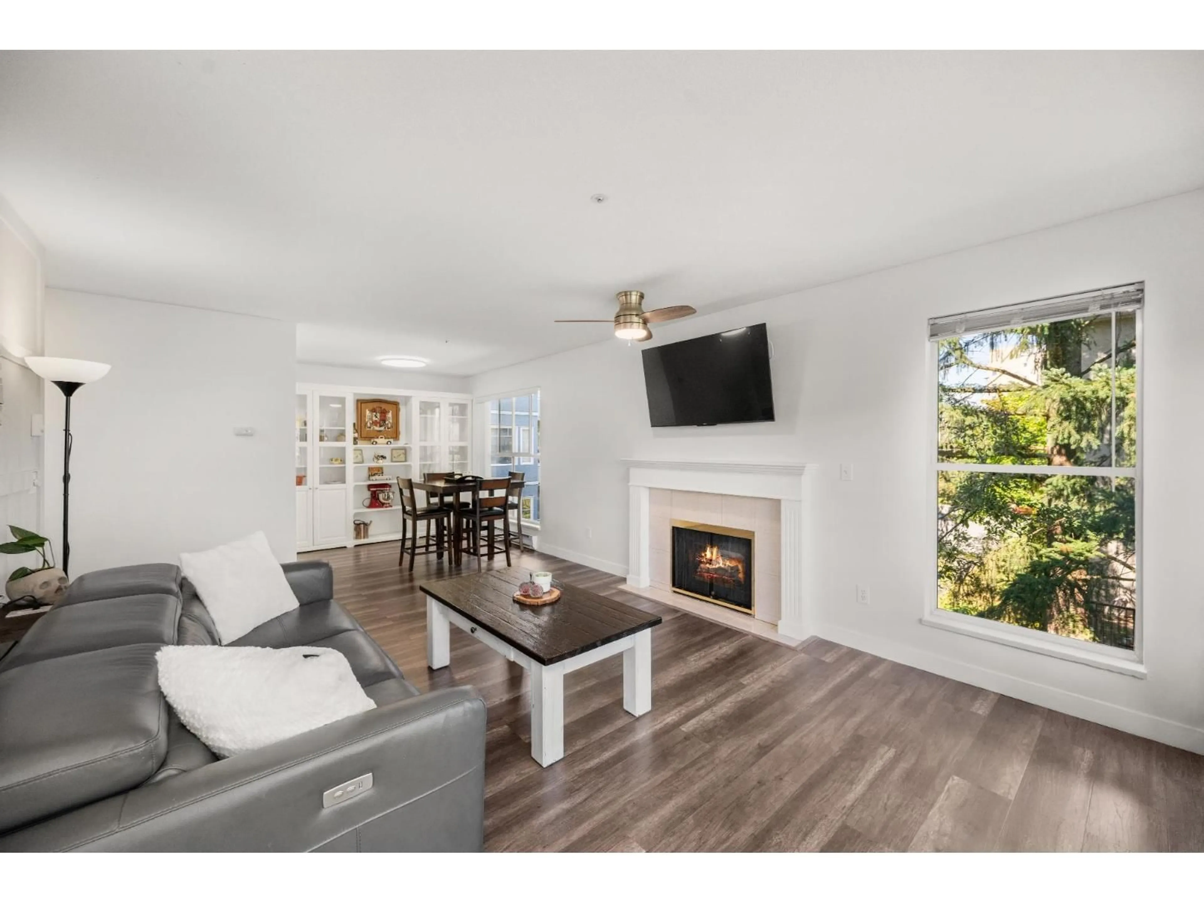 Living room with furniture, wood/laminate floor for 207 - 20350 54, Langley British Columbia V3A8J4