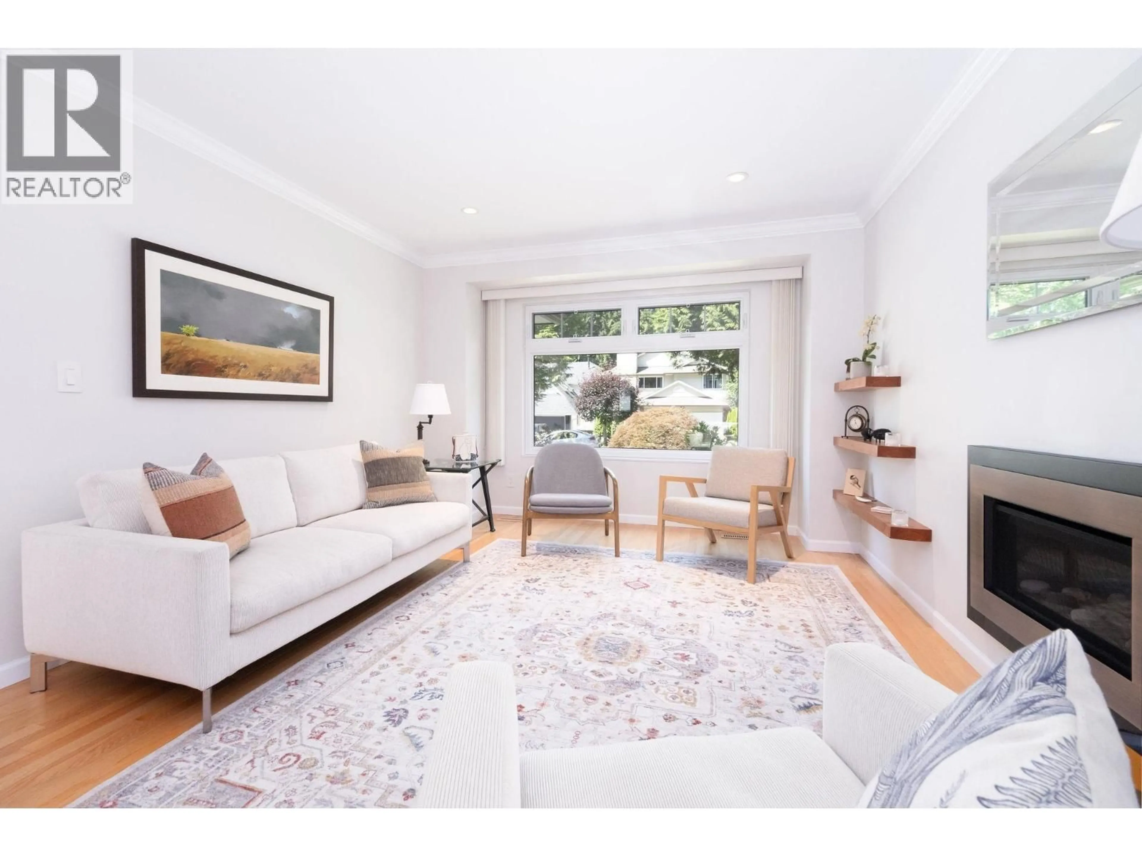 Living room with furniture, wood/laminate floor for 1504 JUBILEE COURT, North Vancouver British Columbia V7G2H7