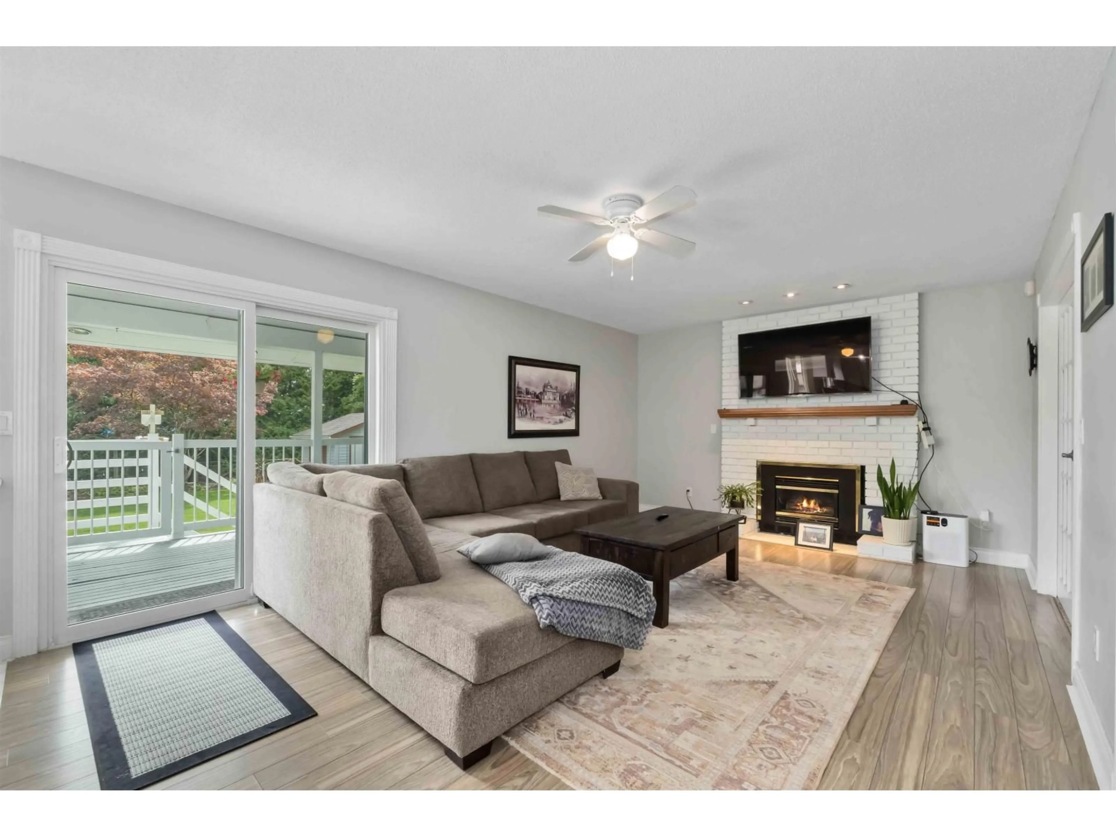 Living room with furniture, unknown for 18166 54, Surrey British Columbia V3S7Z1