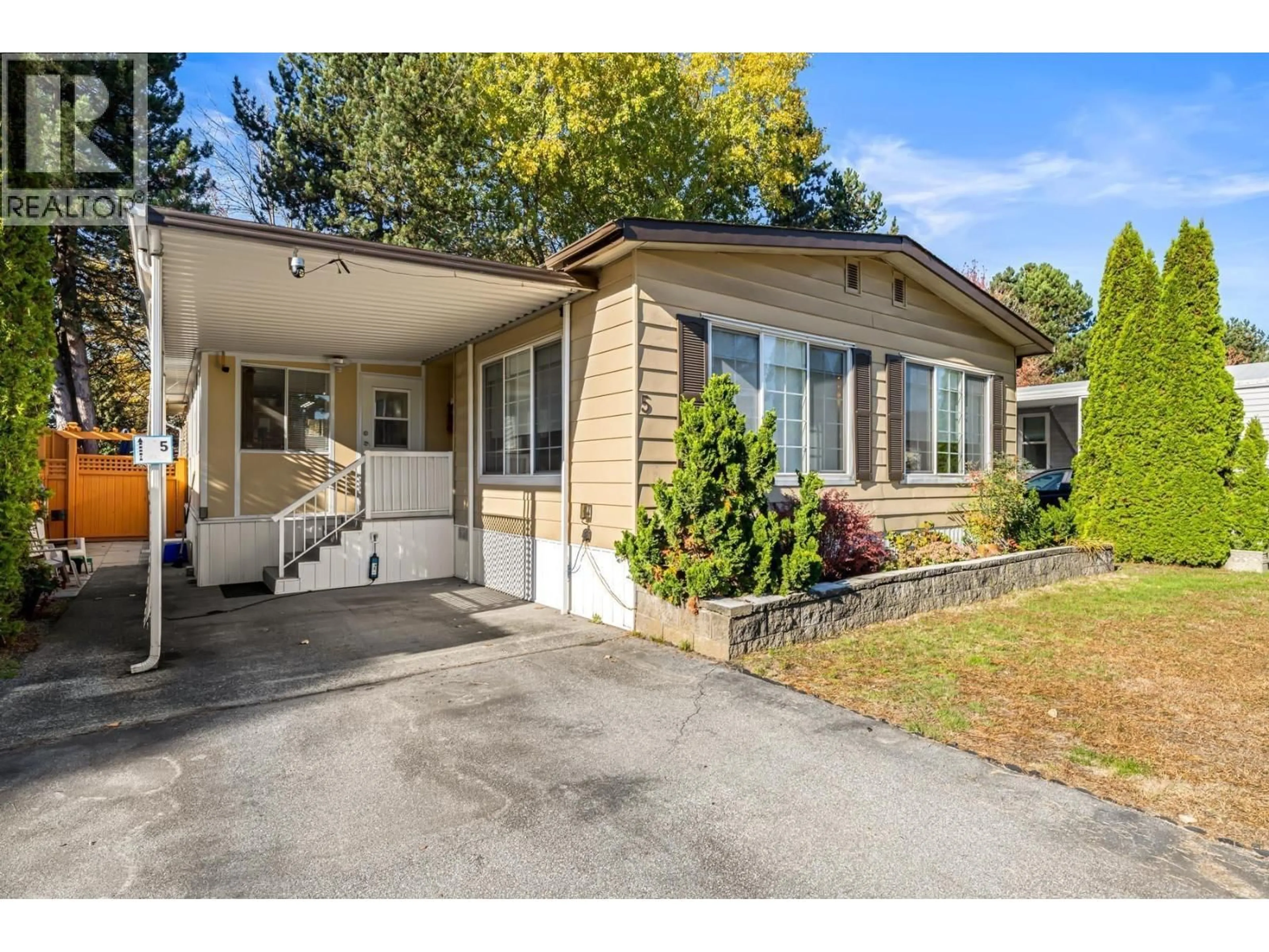 Home with vinyl exterior material, street for 5 - 145 KING EDWARD STREET, Coquitlam British Columbia V3K6K9
