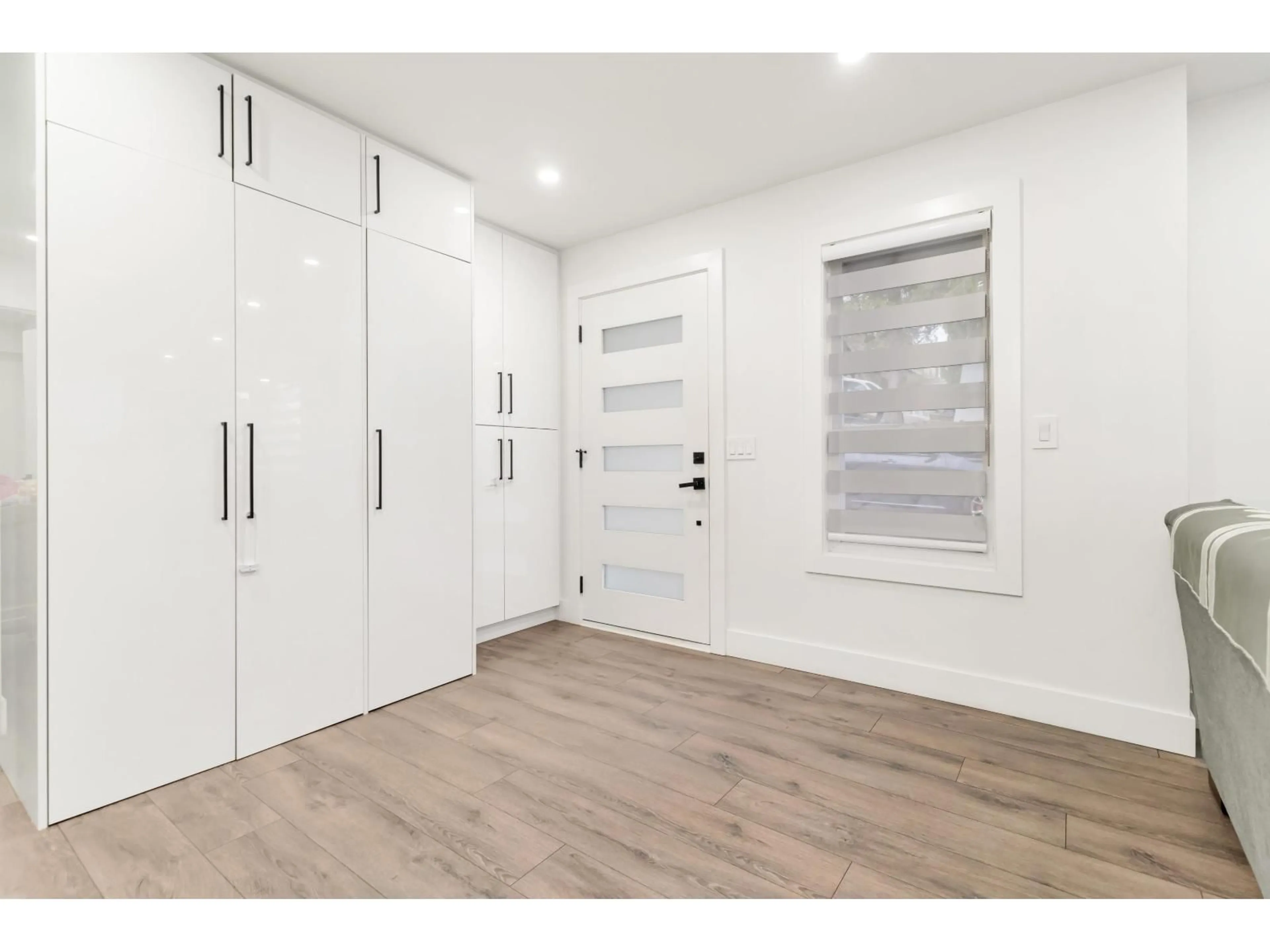 Indoor entryway for 7794 141B, Surrey British Columbia V3W6J7