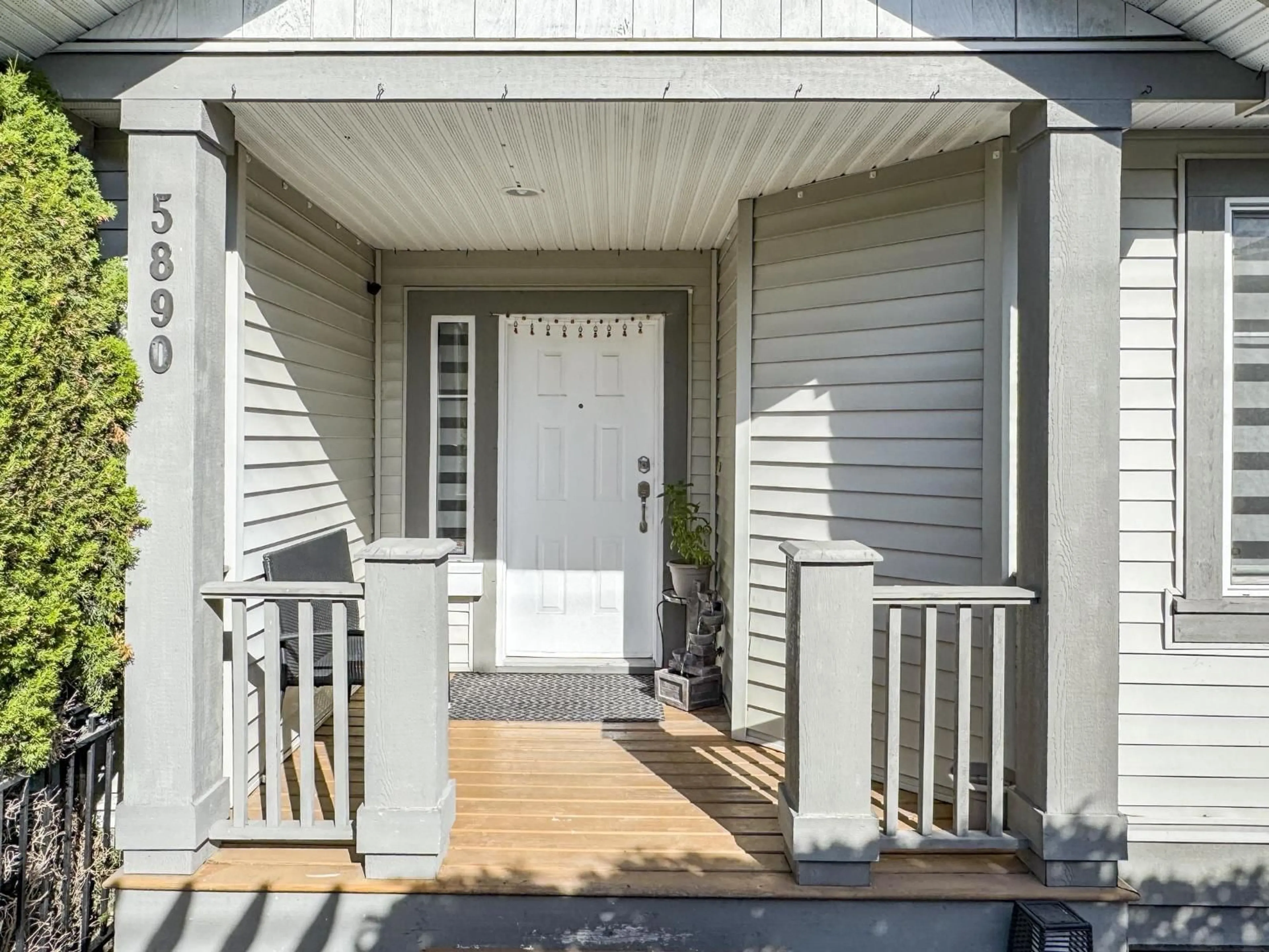 Indoor entryway for 5890 148, Surrey British Columbia V3S3B8