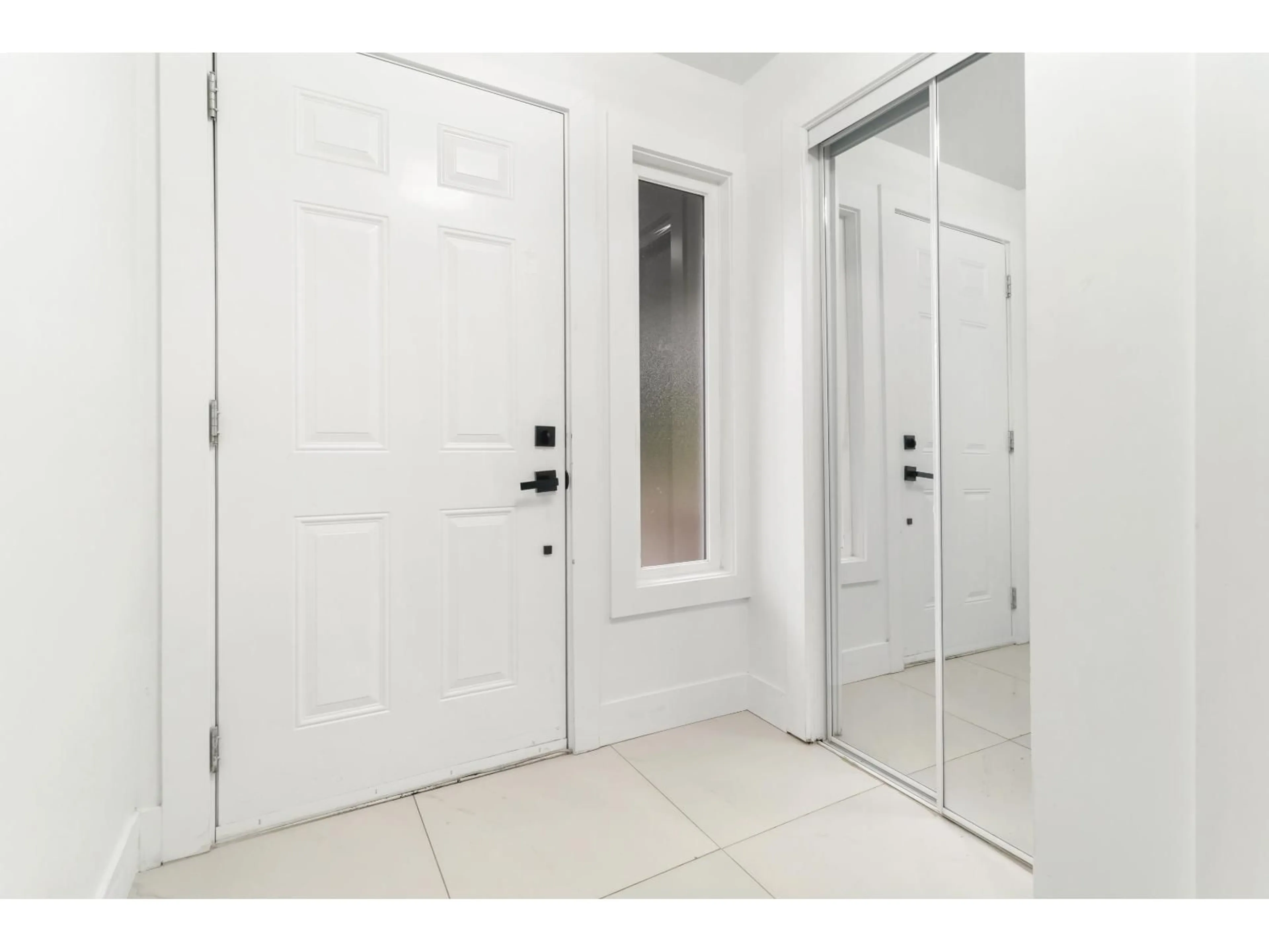 Indoor entryway for 13975 80B, Surrey British Columbia V3W6P7