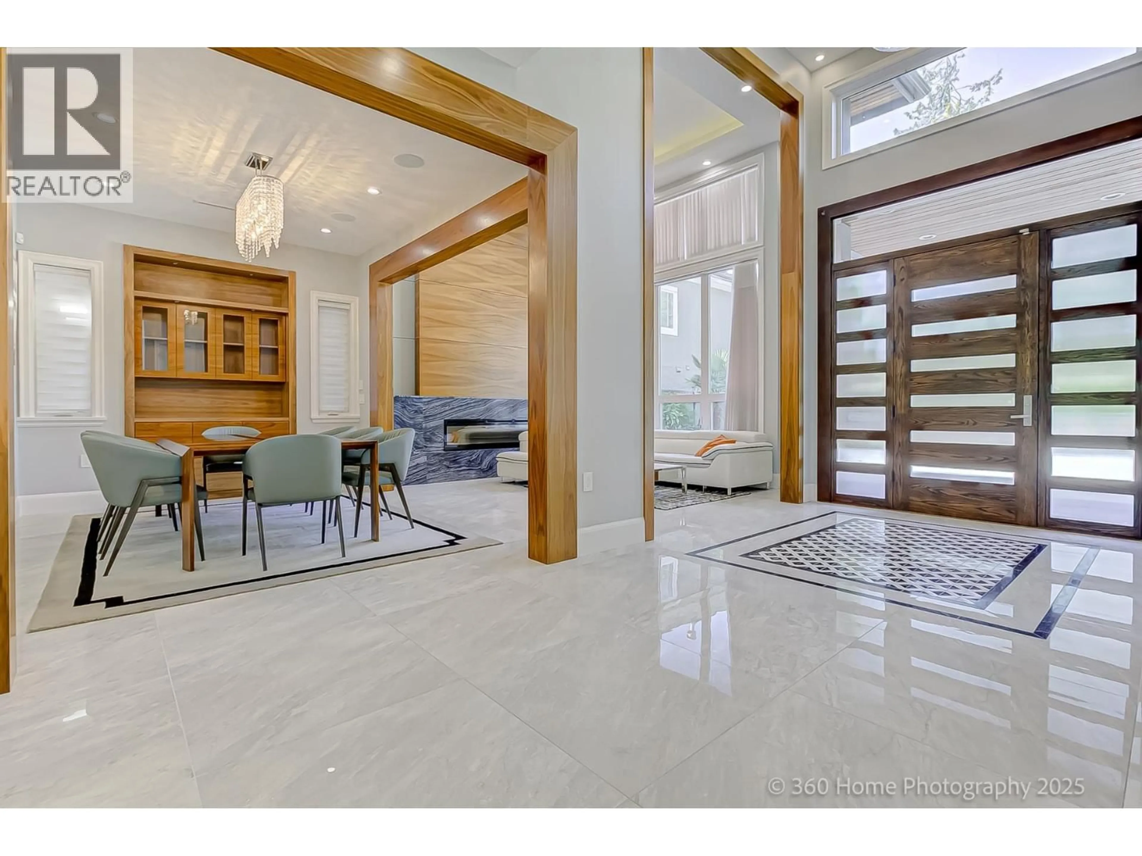 Indoor foyer for 8160 RAILWAY AVENUE, Richmond British Columbia V7C5C8