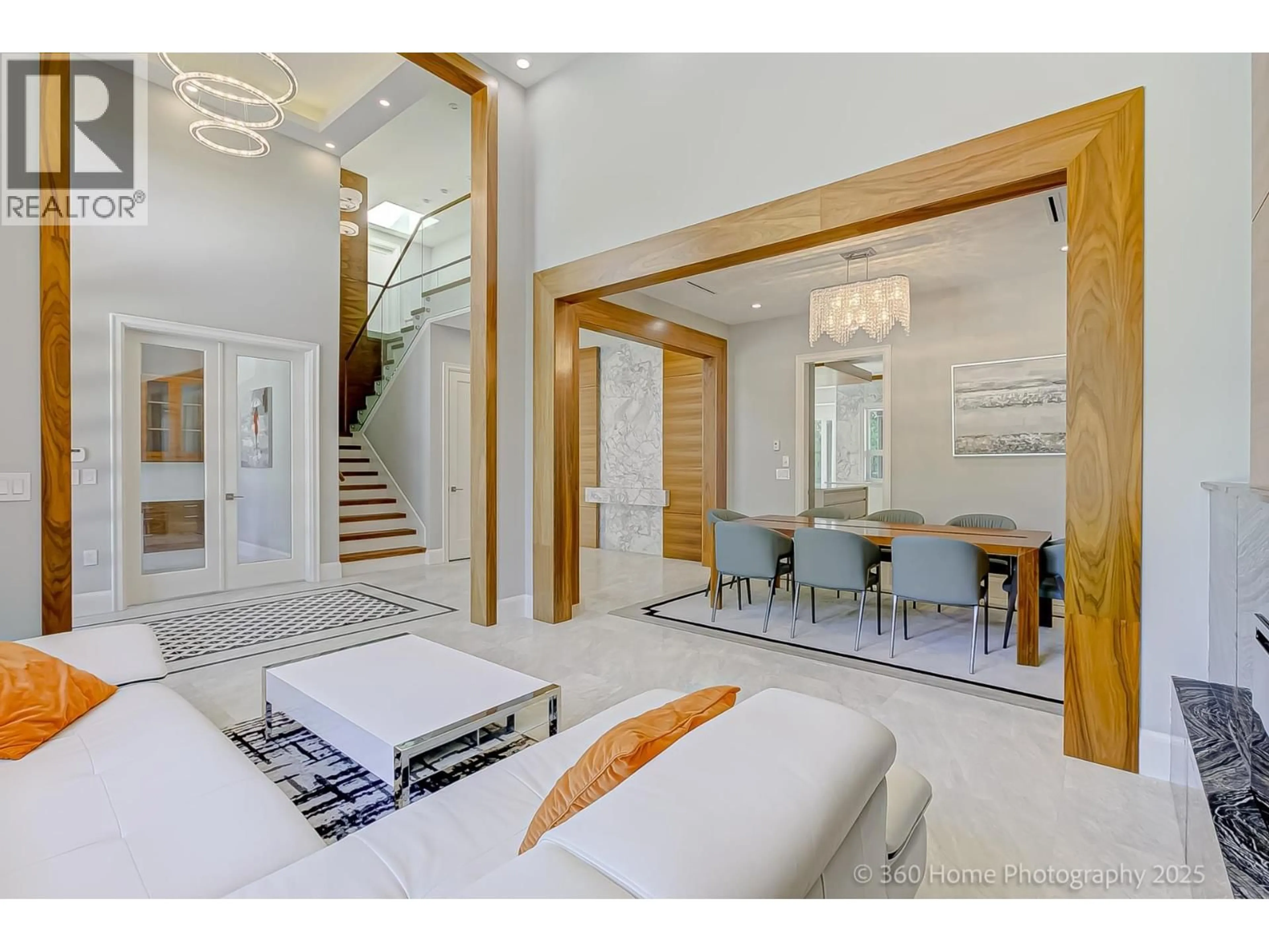 Indoor foyer for 8160 RAILWAY AVENUE, Richmond British Columbia V7C5C8