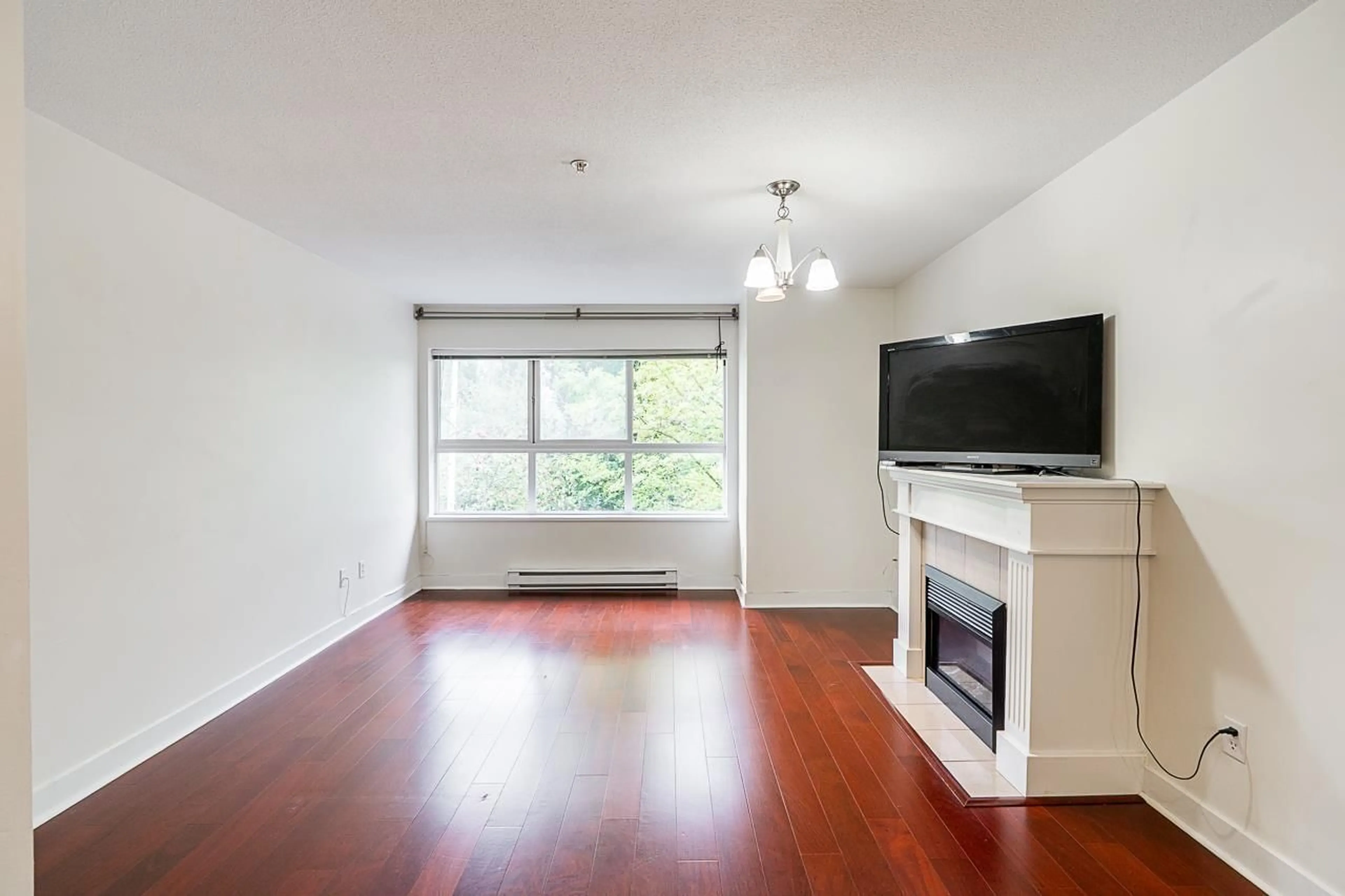 Living room with furniture, wood/laminate floor for 62 - 15353 100, Surrey British Columbia V3R3S6