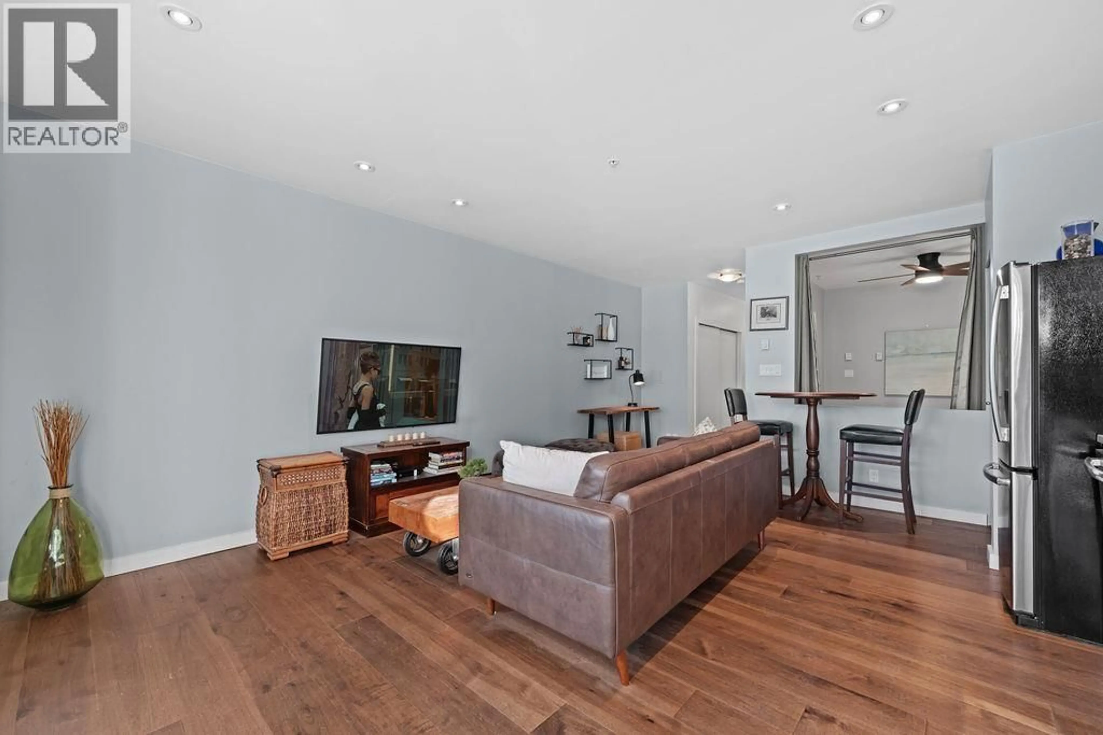 Living room with furniture, wood/laminate floor for 406 - 1688 CYPRESS STREET, Vancouver British Columbia V6J5J1