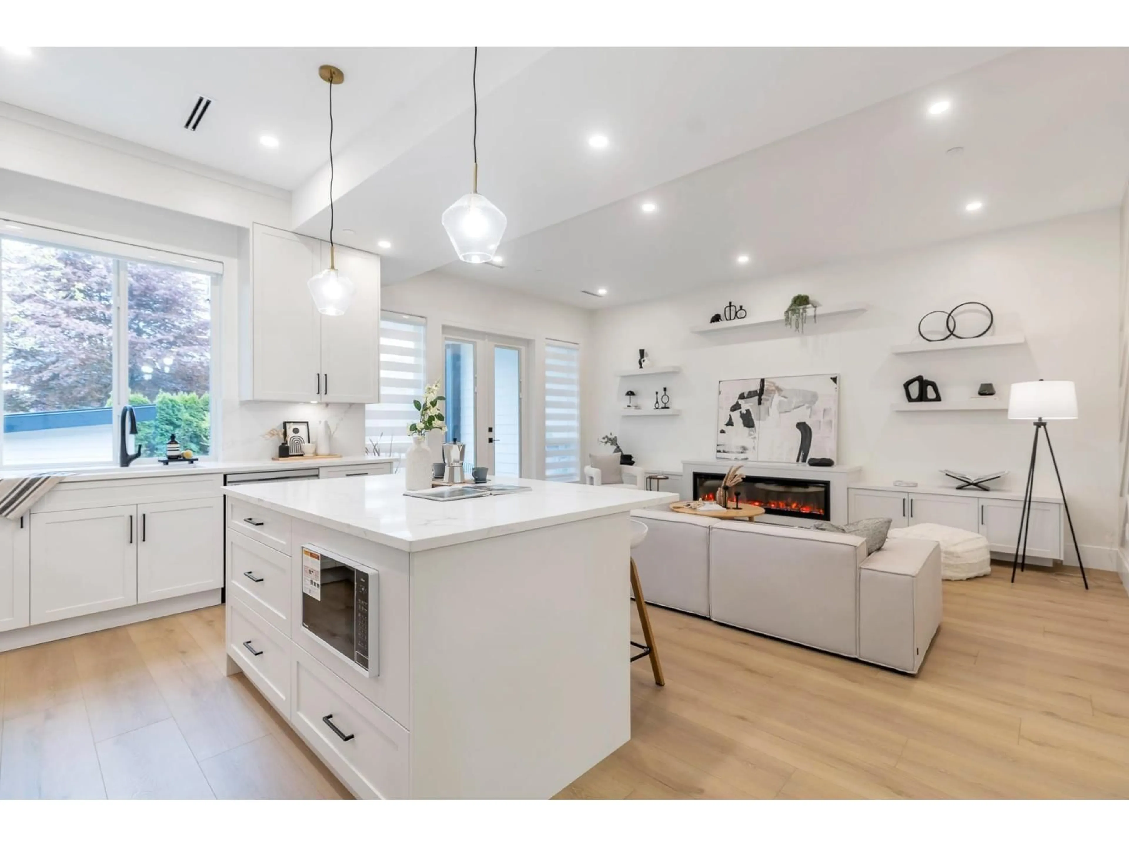 Open concept kitchen, unknown for 15570 OXENHAM, White Rock British Columbia V4B2J3