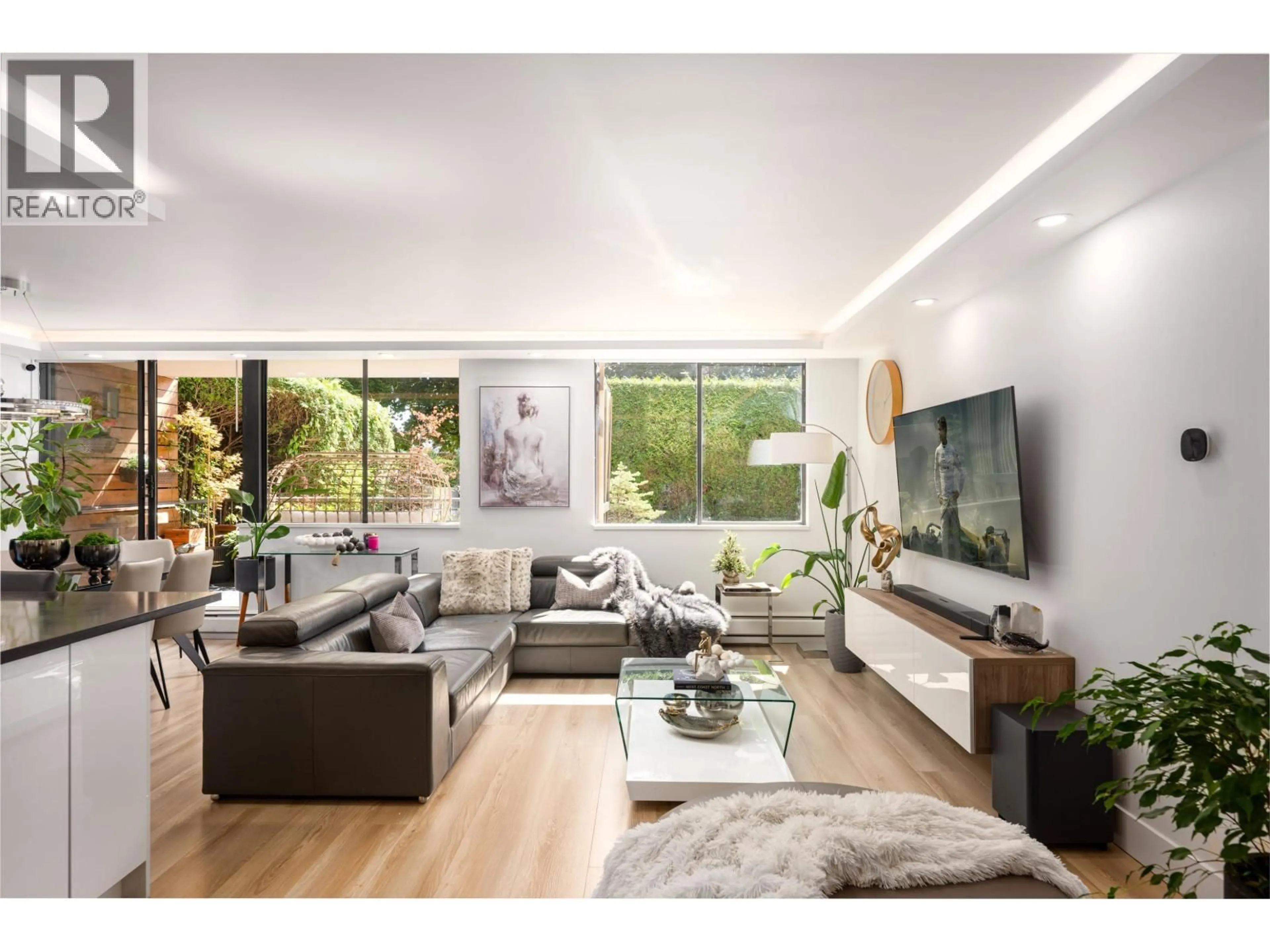 Living room with furniture, wood/laminate floor for L1 - 555 13TH STREET, West Vancouver British Columbia V7T2N8