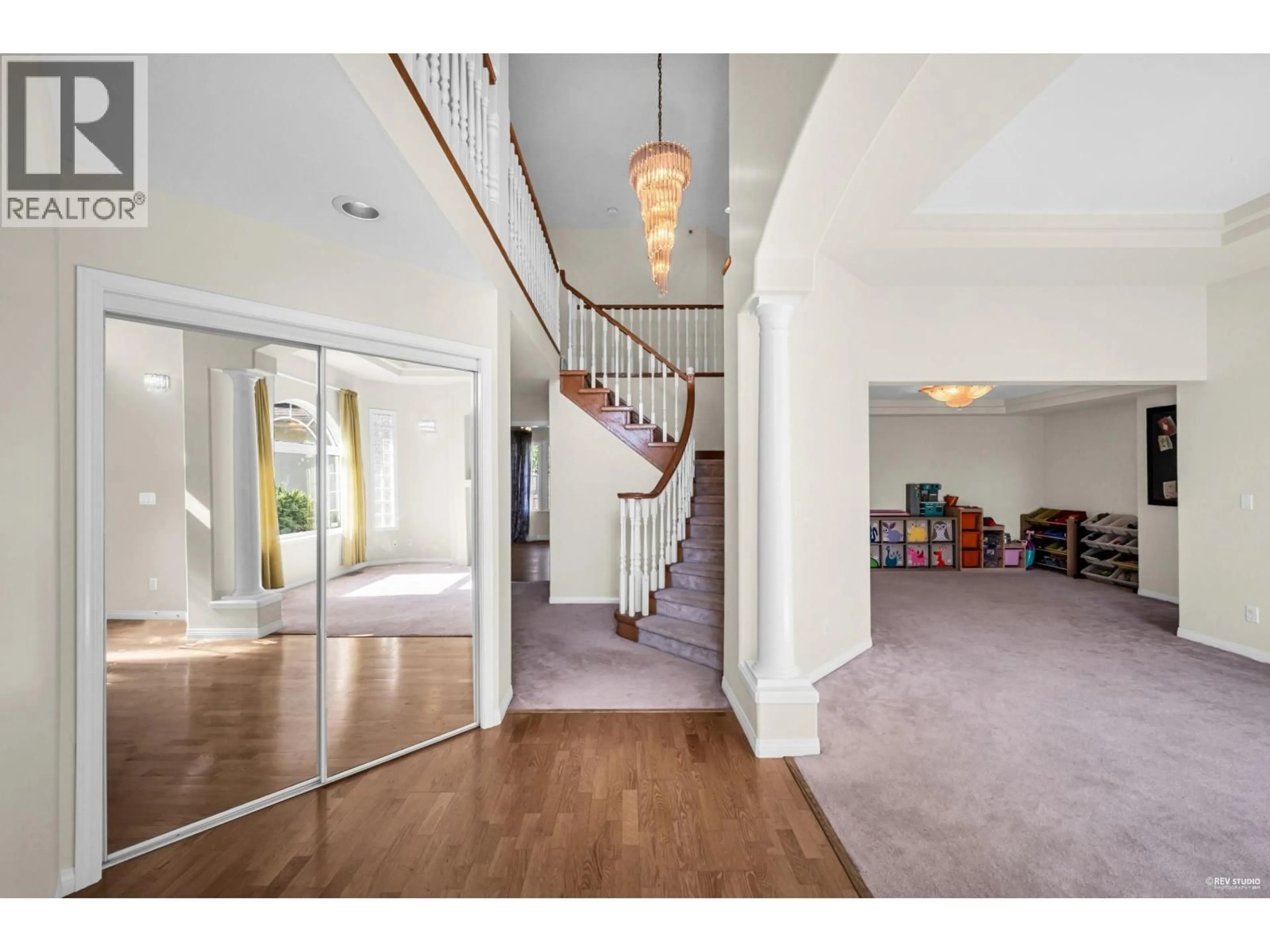 Indoor foyer for 2140 DAVIES COURT, Richmond British Columbia V6X3X3