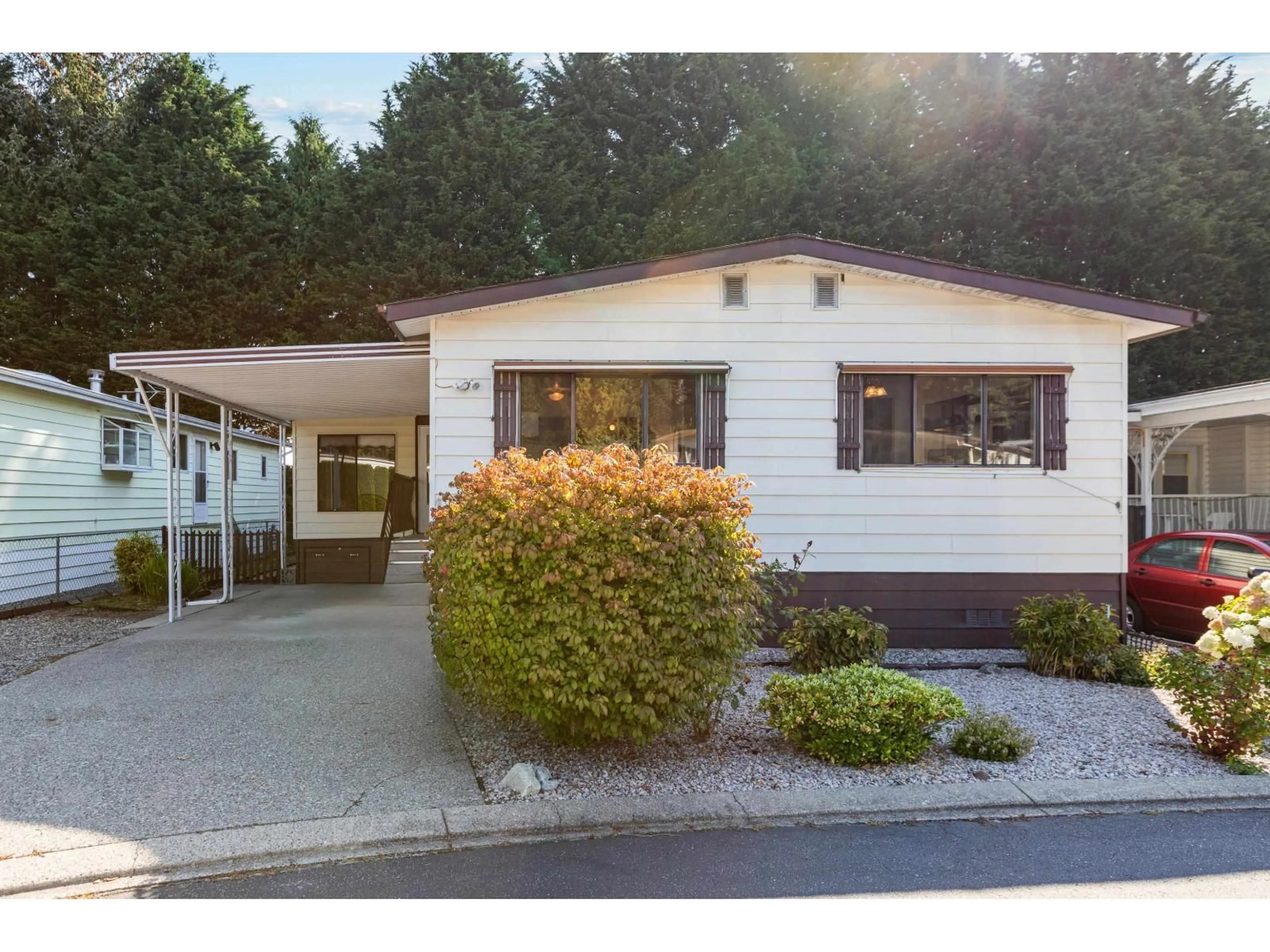 Home with vinyl exterior material, street for 102 - 2062 KING GEORGE, Surrey British Columbia V4A5A2