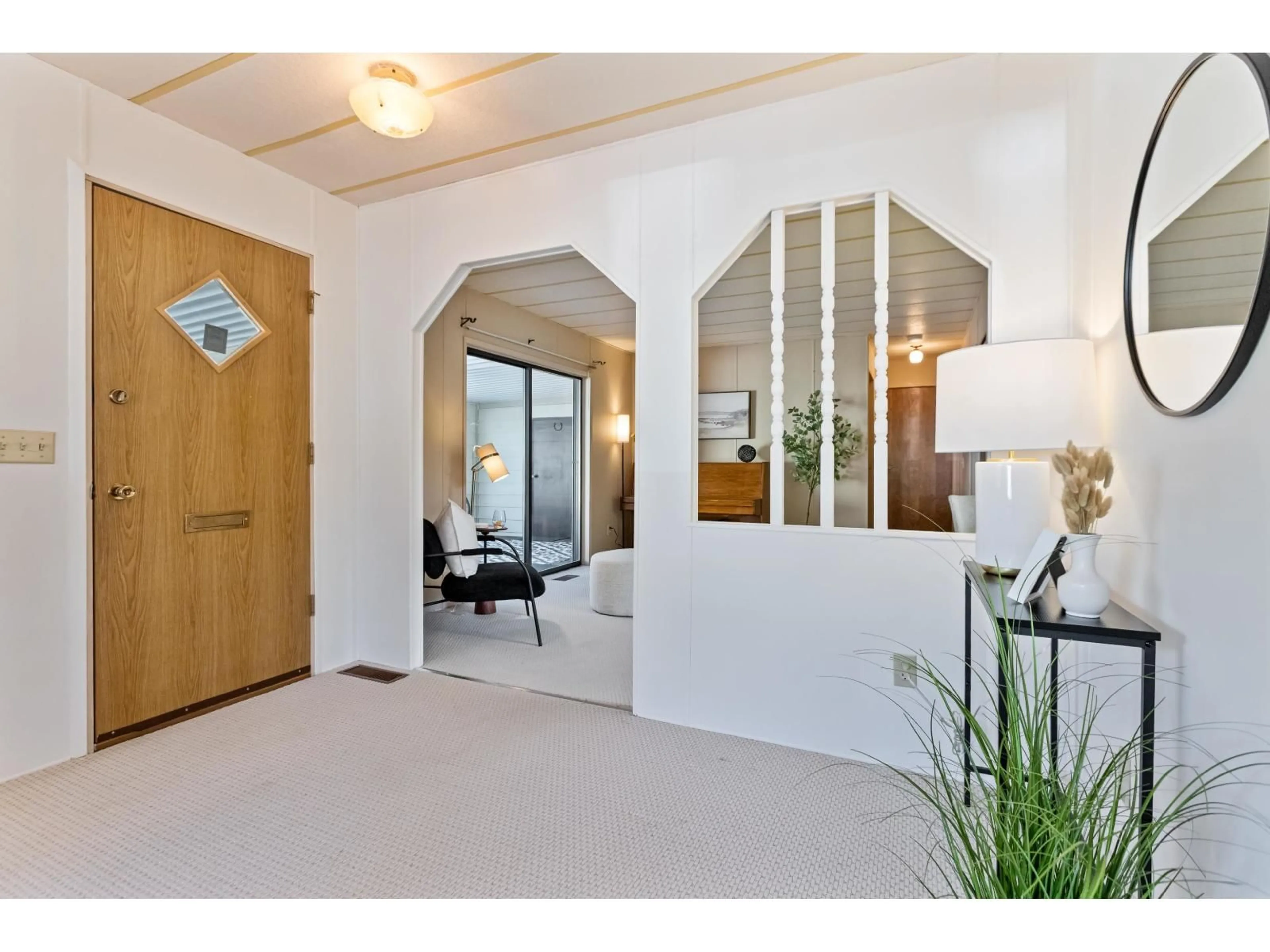 Indoor entryway for 102 - 2062 KING GEORGE, Surrey British Columbia V4A5A2
