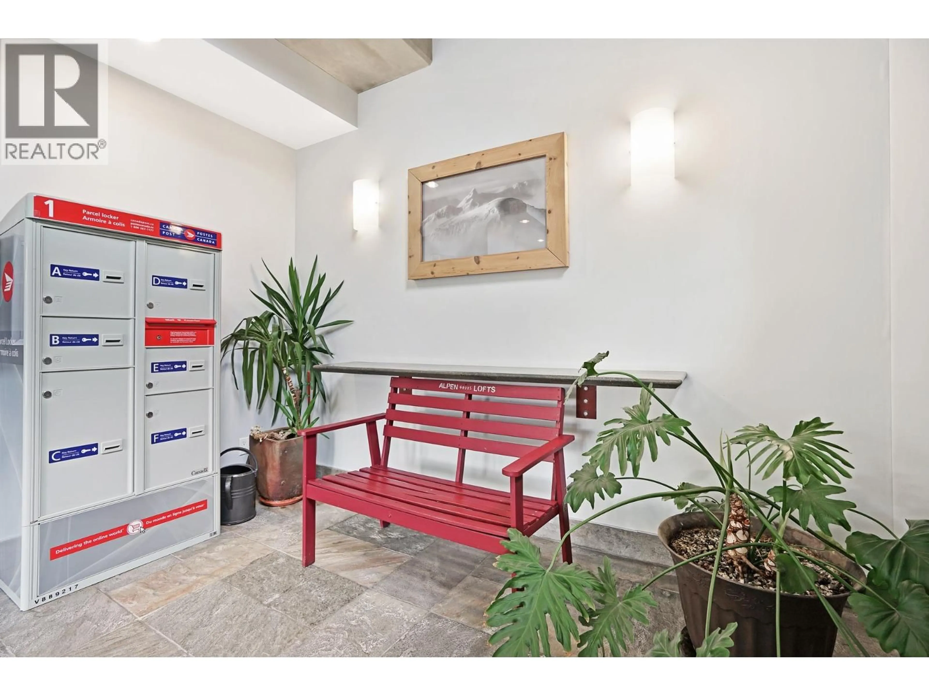 Indoor foyer for 1 - 40775 TANTALUS ROAD, Squamish British Columbia V8B0N2