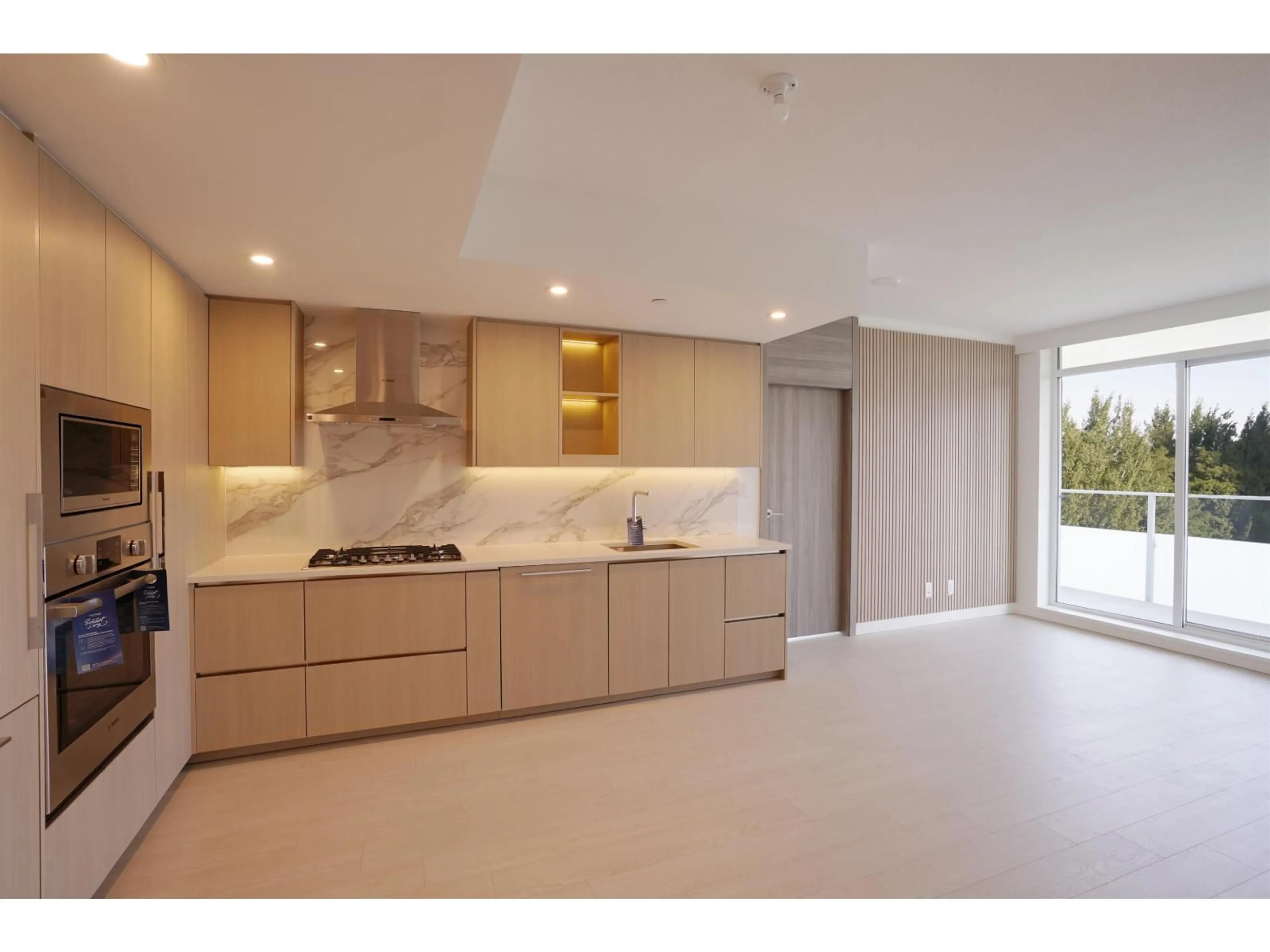 Open concept kitchen, ceramic/tile floor for 805 - 13768 100, Surrey British Columbia V3T0V2