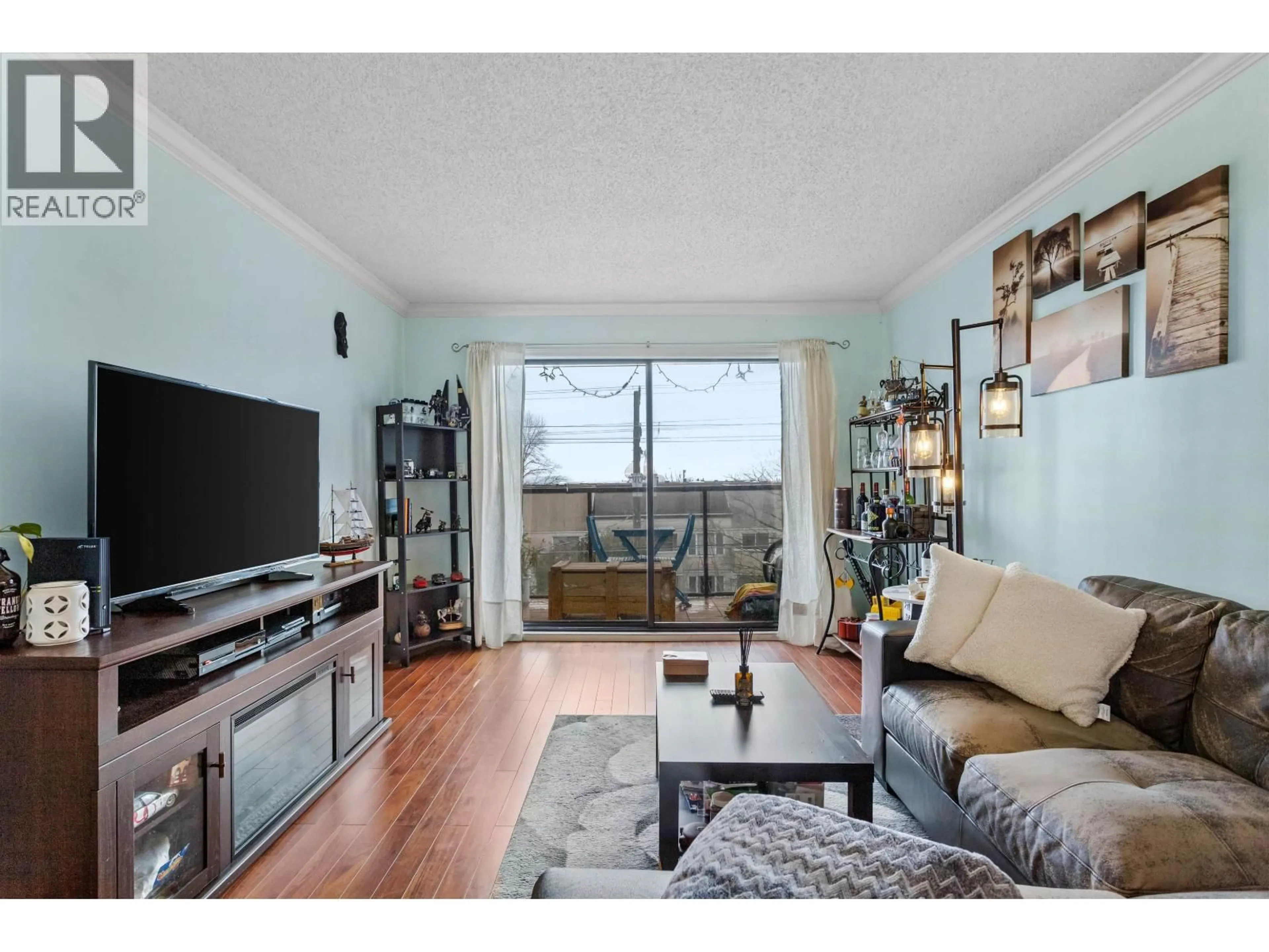 Living room with furniture, wood/laminate floor for 306 - 315 TENTH STREET, New Westminster British Columbia V3M3Y2