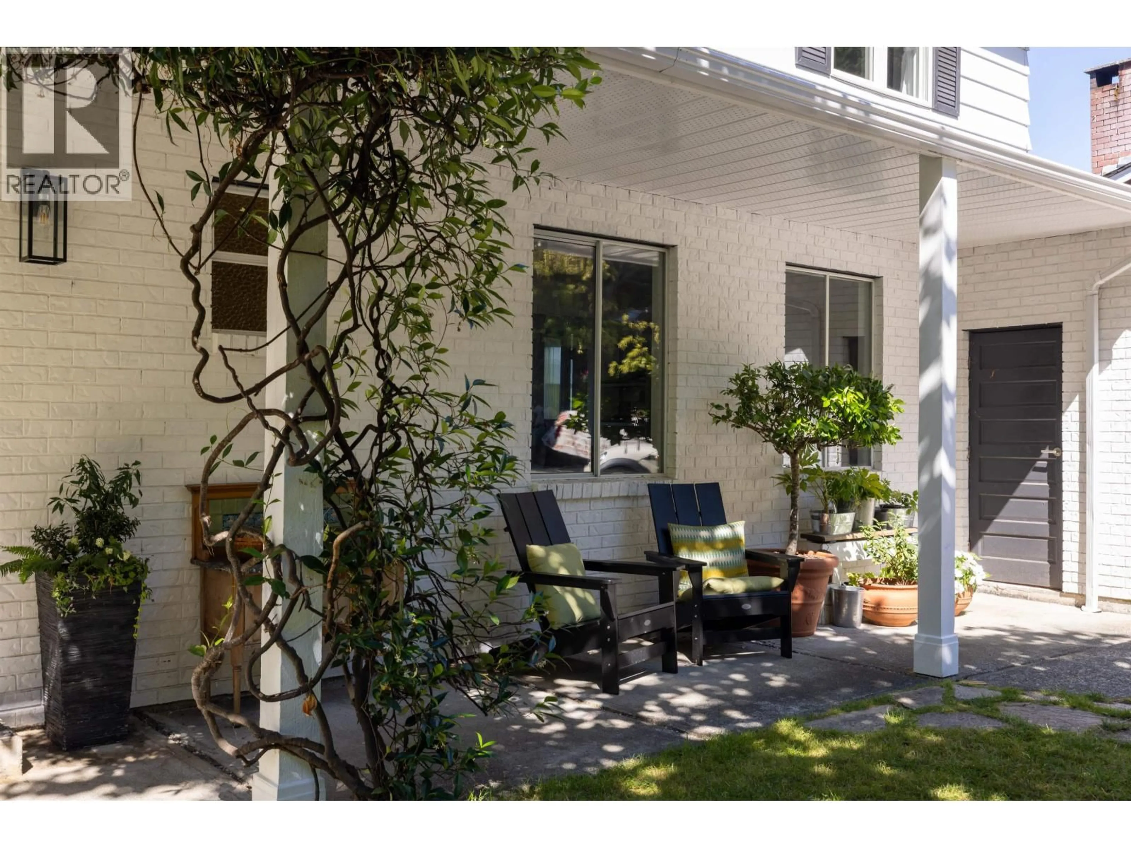 Patio, street for 110 SEAVIEW PLACE, Lions Bay British Columbia V0N2E0