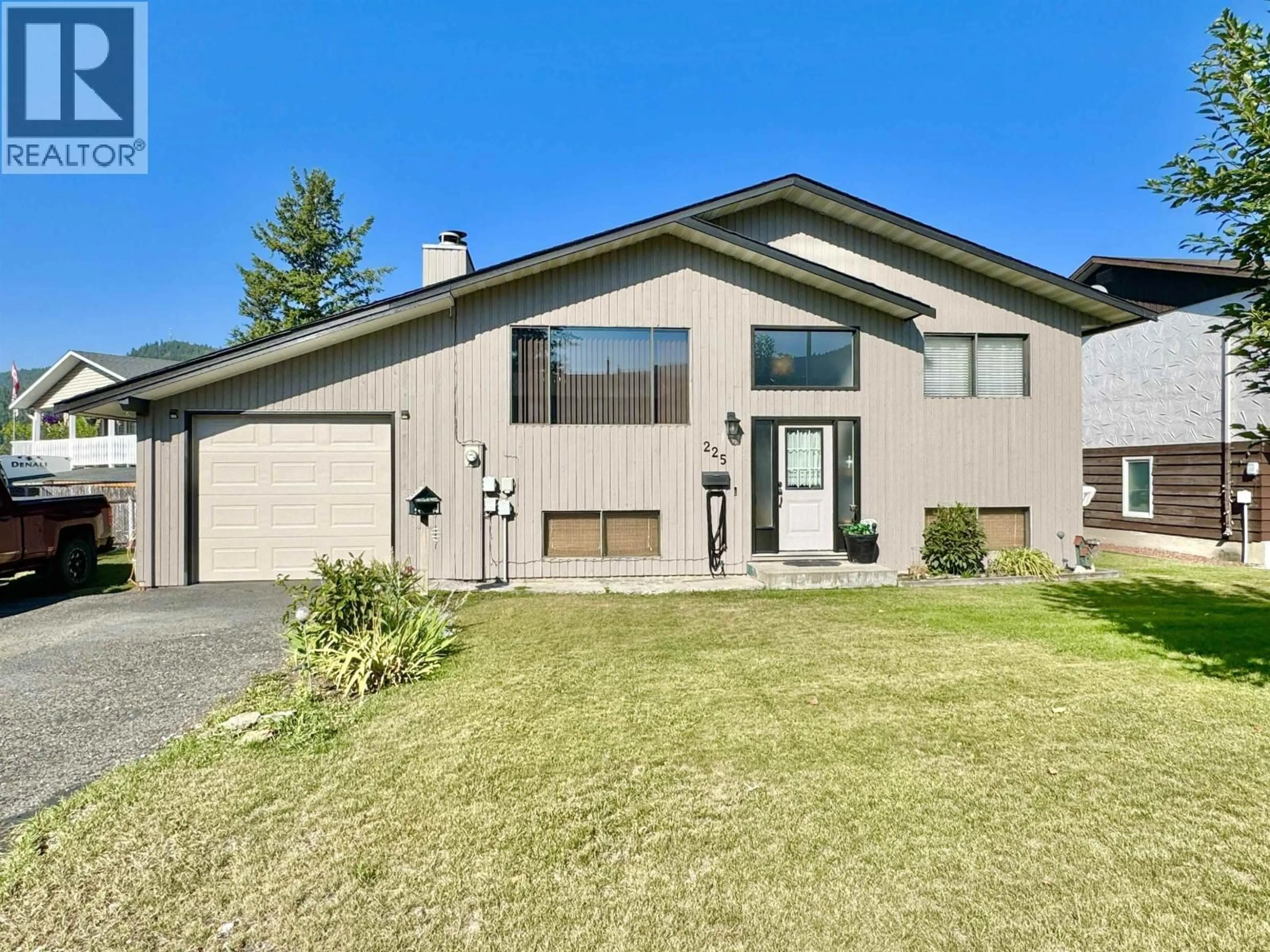 Home with vinyl exterior material, street for 225 LITZENBURG CRESCENT, Williams Lake British Columbia V2G4G7