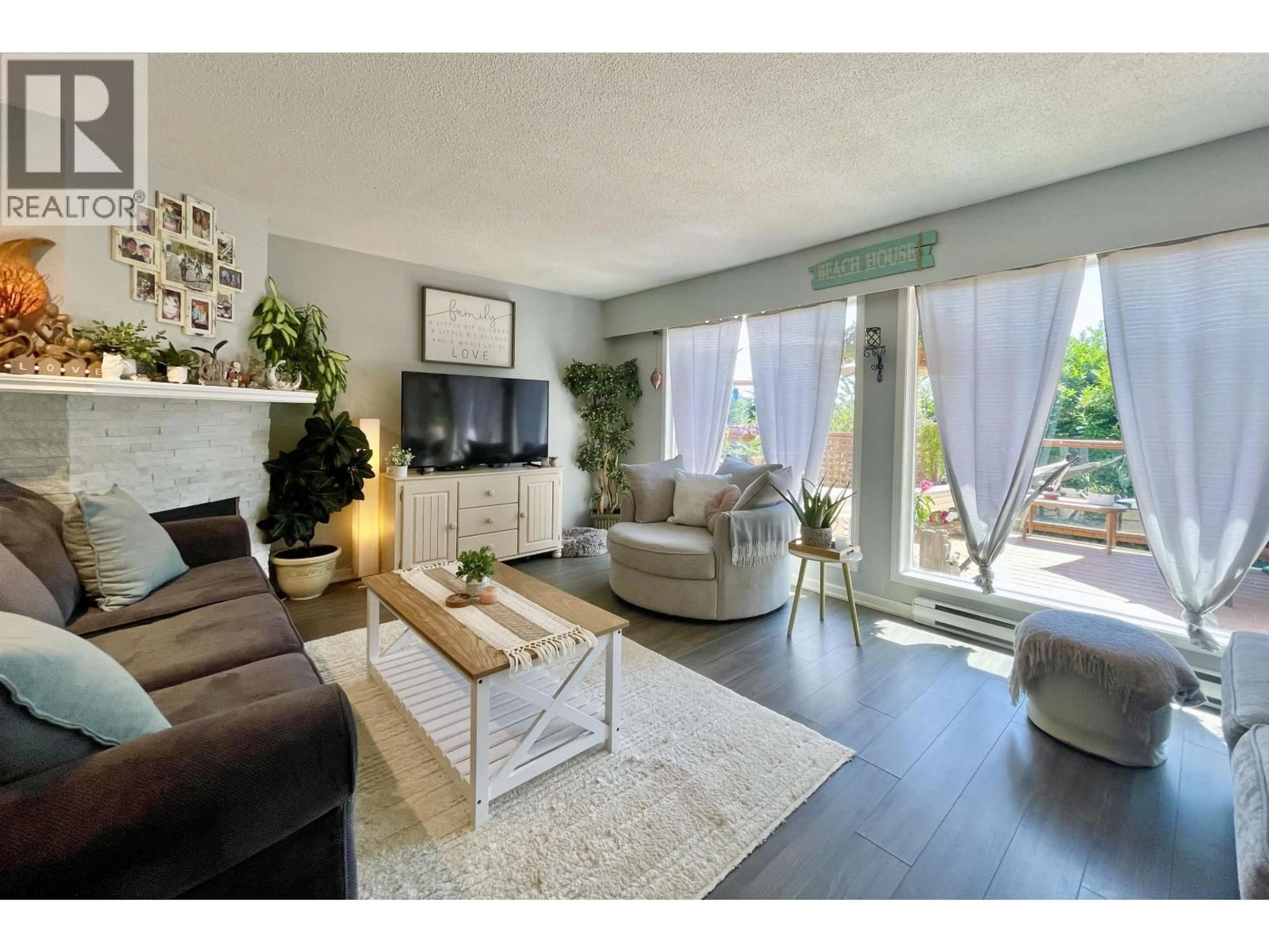 Living room with furniture, unknown for 4357 MARBLE ROAD, Sechelt British Columbia V7Z0B1