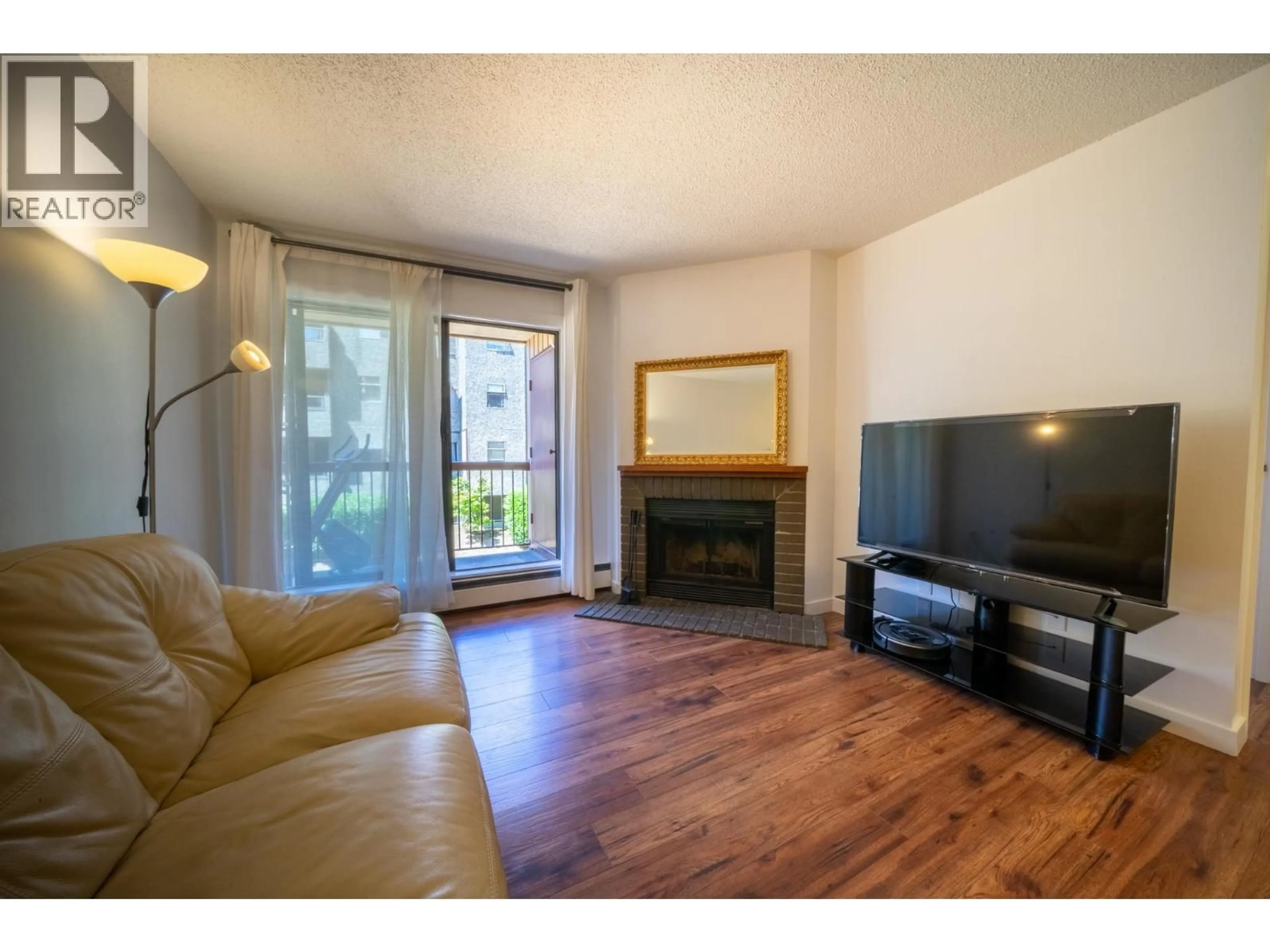 Living room with furniture, wood/laminate floor for 118 - 8511 WESTMINSTER HIGHWAY, Richmond British Columbia V6X3H7