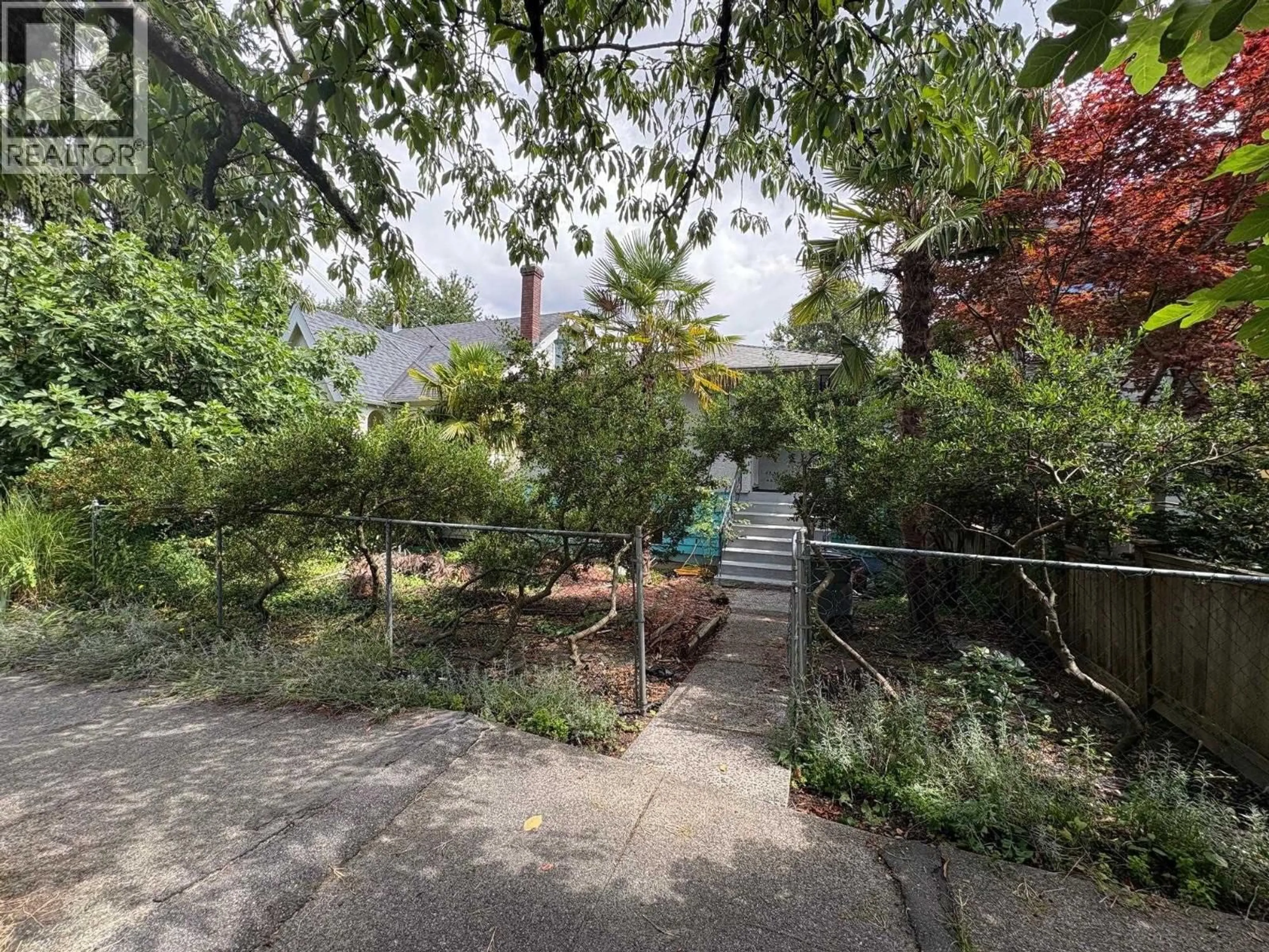 A pic from outside/outdoor area/front of a property/back of a property/a pic from drone, street for 2274 MCLEAN DRIVE, Vancouver British Columbia V5N3K1