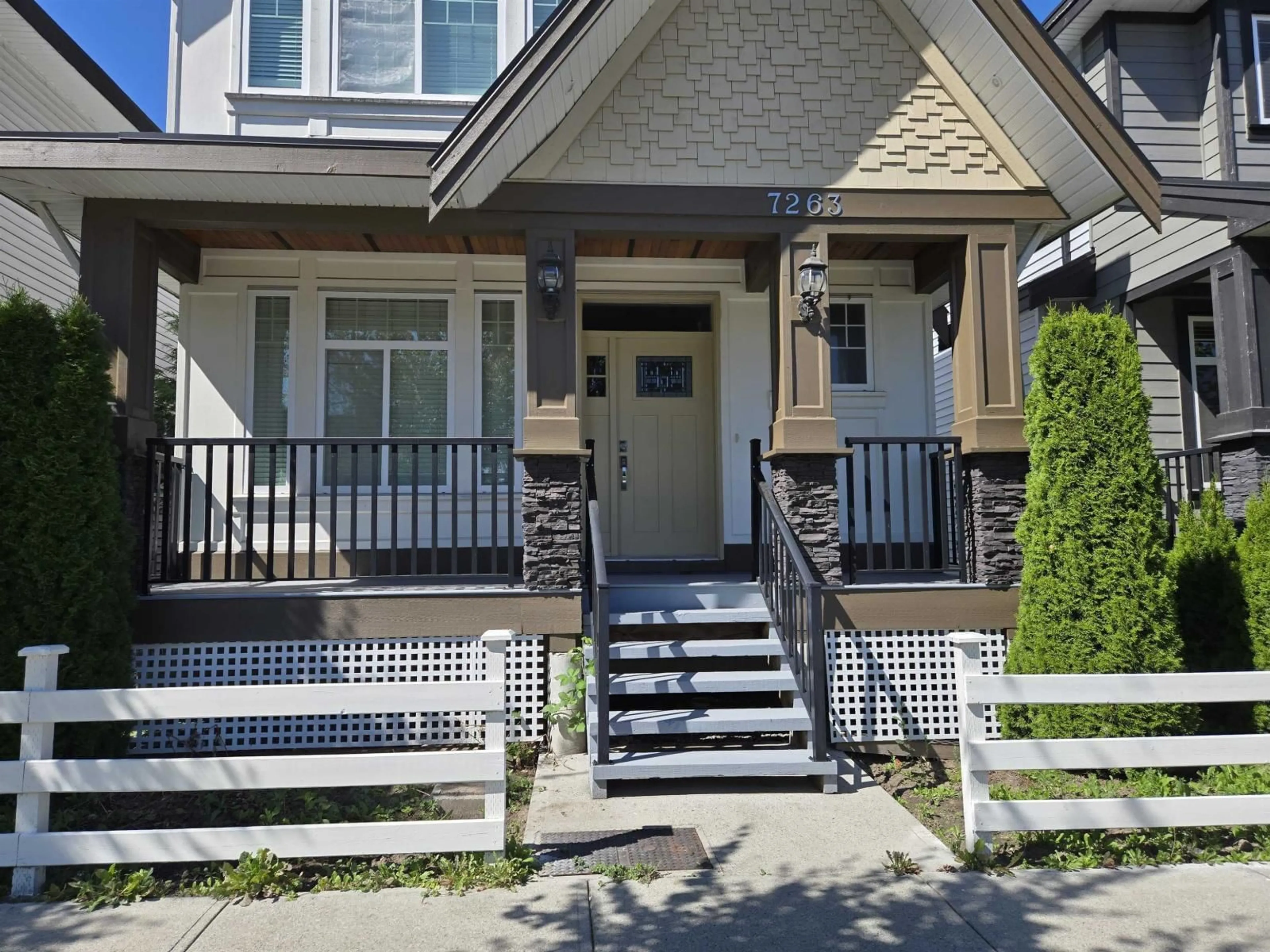 Home with vinyl exterior material, street for 7263 194A, Surrey British Columbia V4N6K1