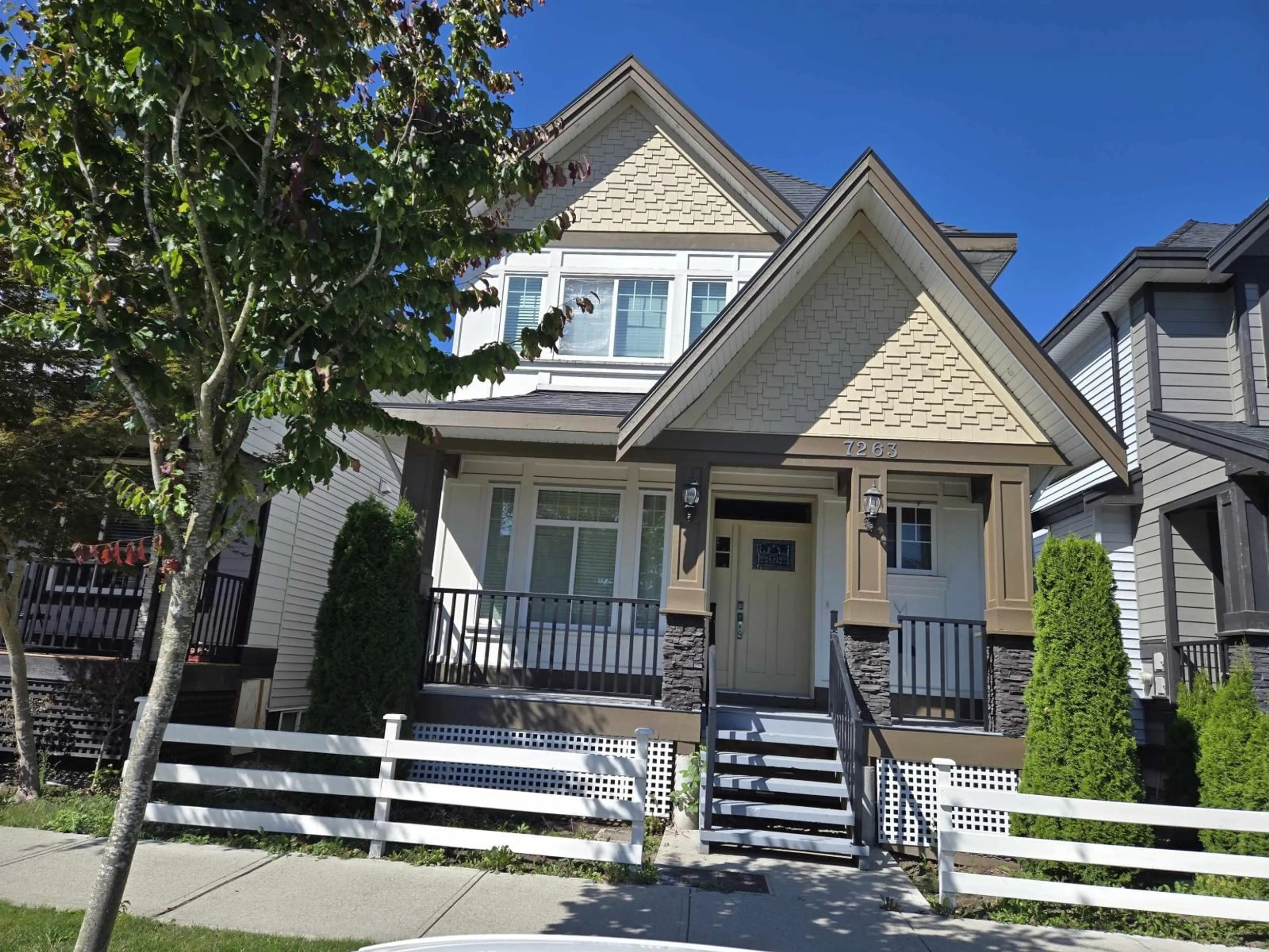 Home with vinyl exterior material, street for 7263 194A, Surrey British Columbia V4N6K1
