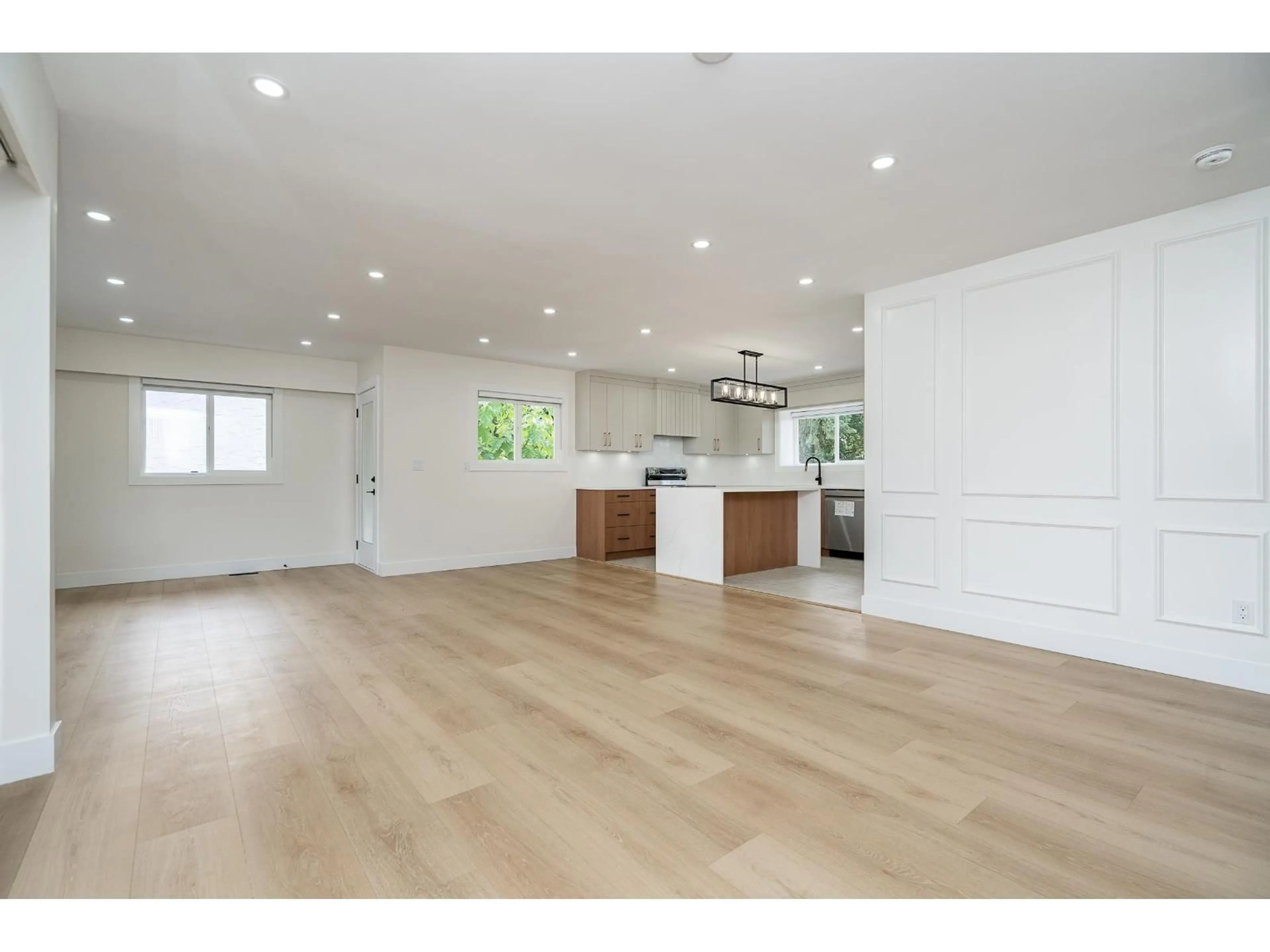 Open concept kitchen, wood/laminate floor for 15126 86A, Surrey British Columbia V3S4V1