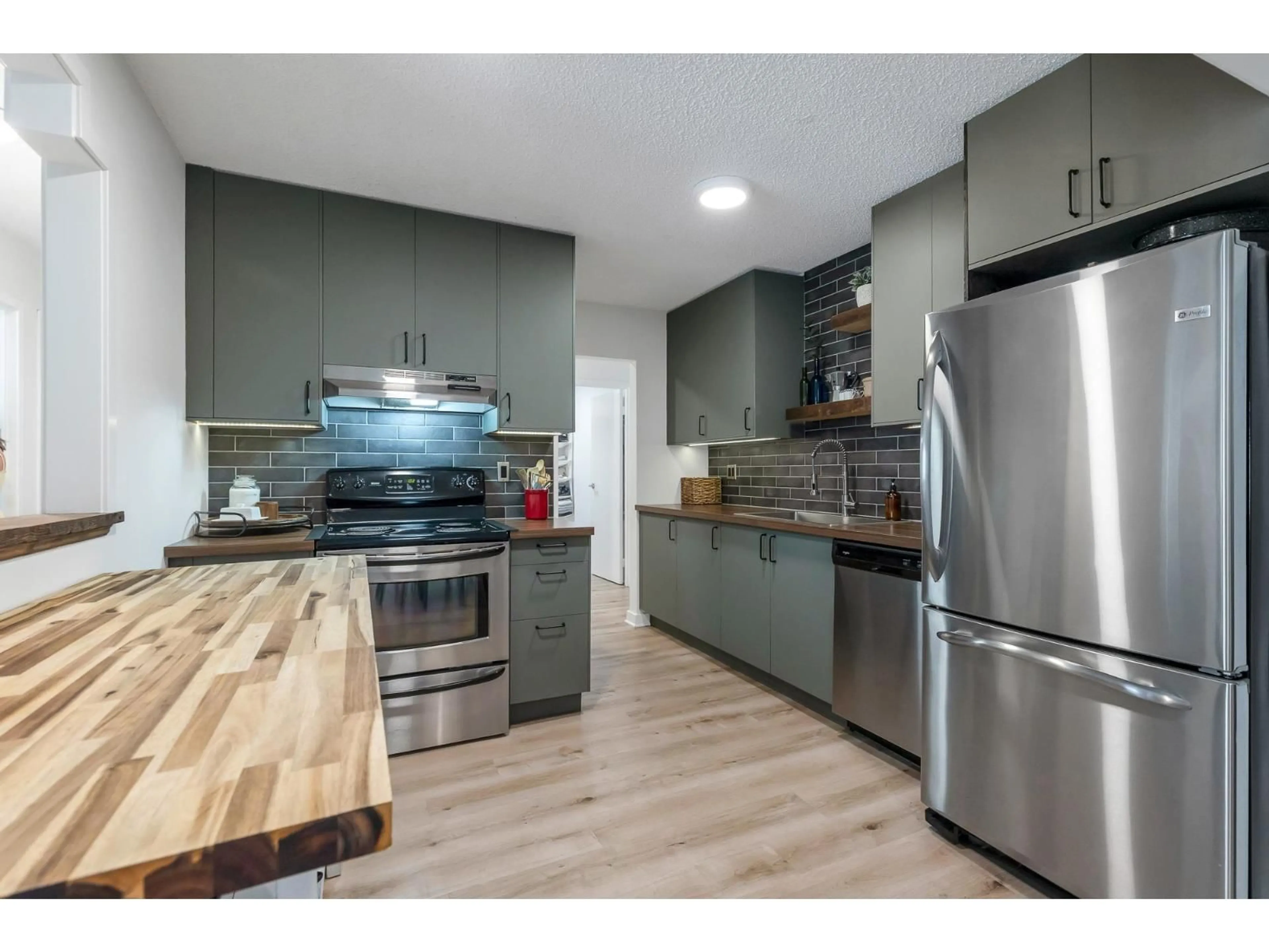 Open concept kitchen, wood/laminate floor for 310 - 33400 BOURQUIN, Abbotsford British Columbia V2S5G3