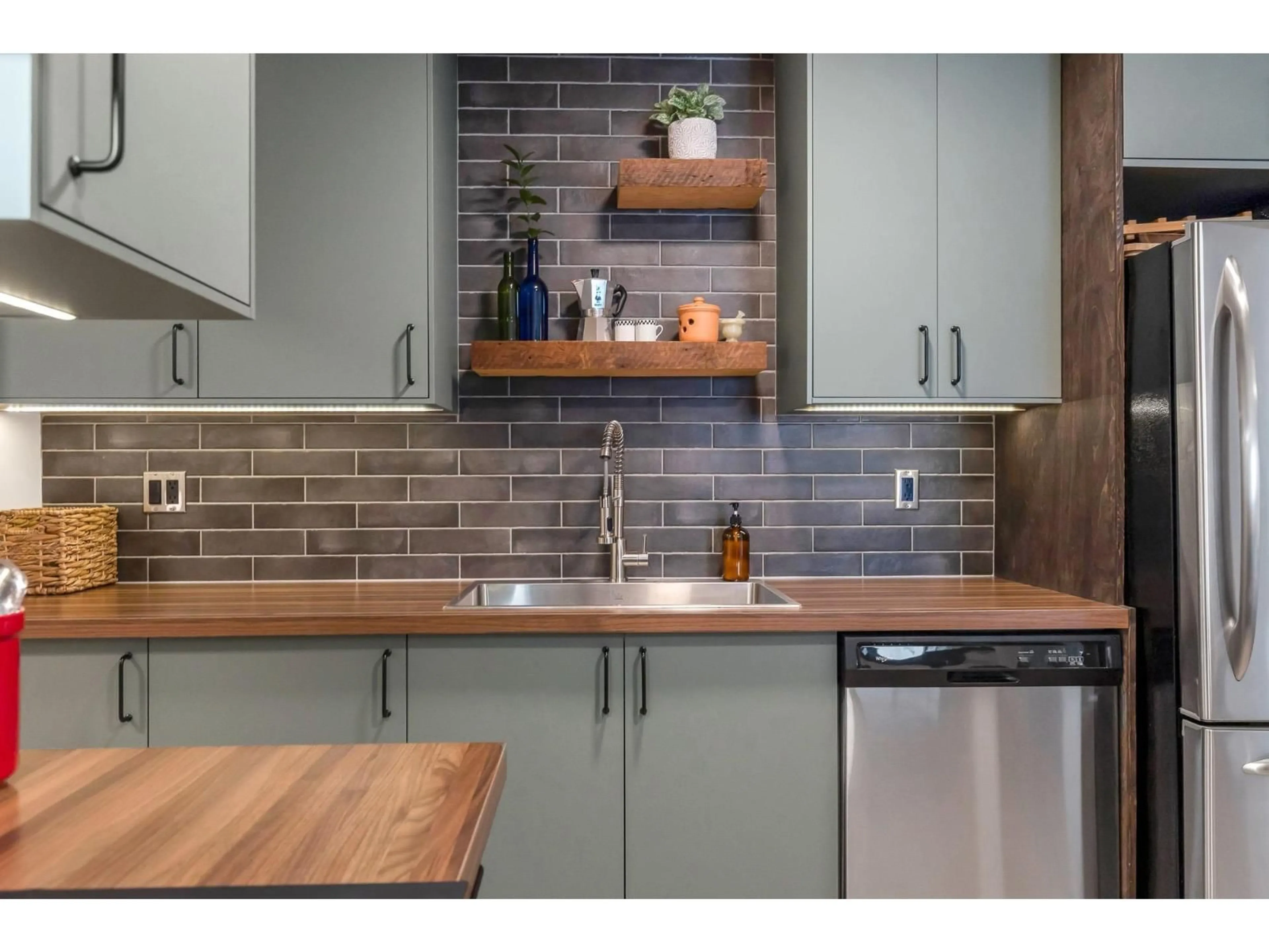 Contemporary kitchen, unknown for 310 - 33400 BOURQUIN, Abbotsford British Columbia V2S5G3
