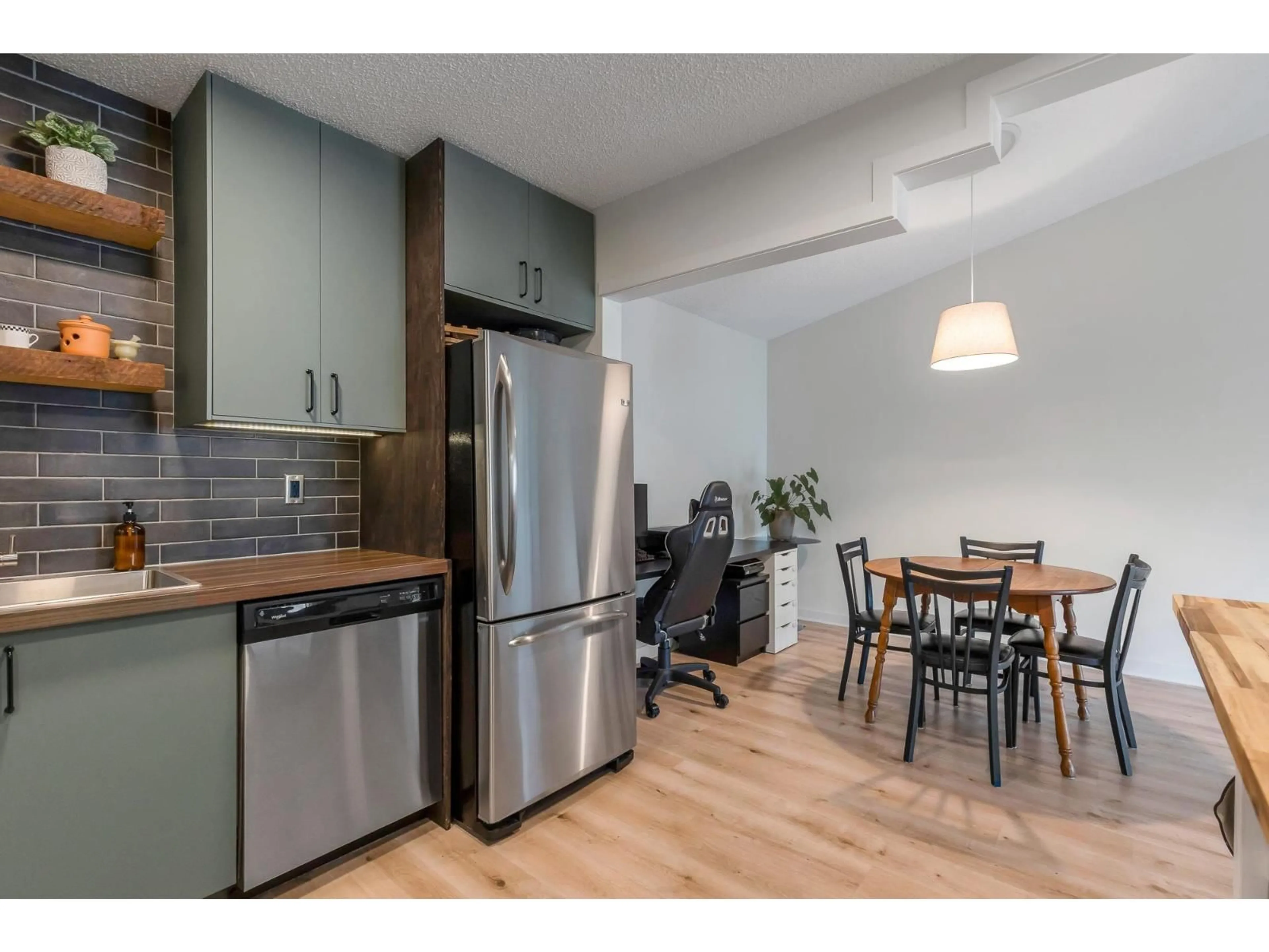 Open concept kitchen, wood/laminate floor for 310 - 33400 BOURQUIN, Abbotsford British Columbia V2S5G3