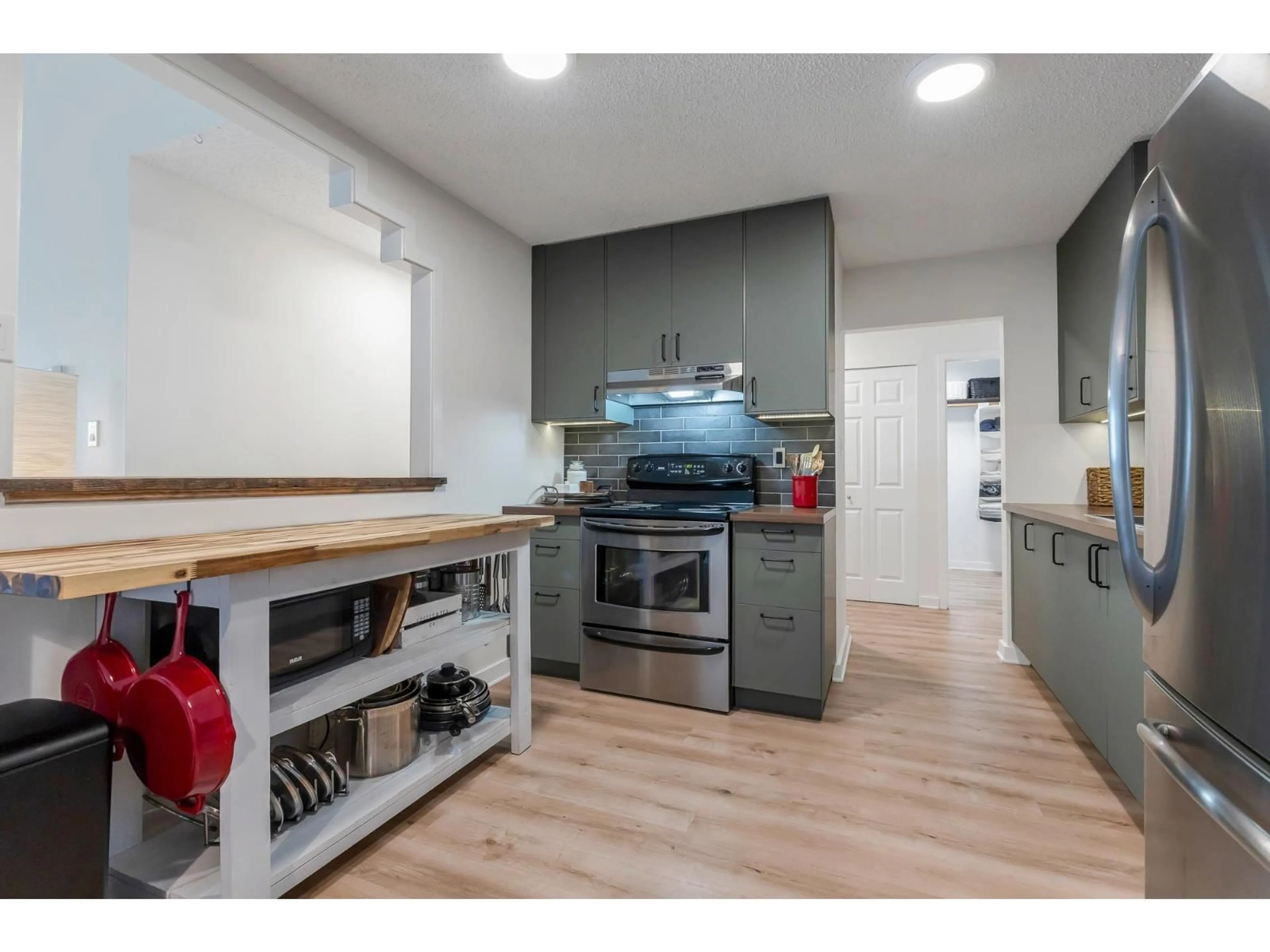 Open concept kitchen, unknown for 310 - 33400 BOURQUIN, Abbotsford British Columbia V2S5G3