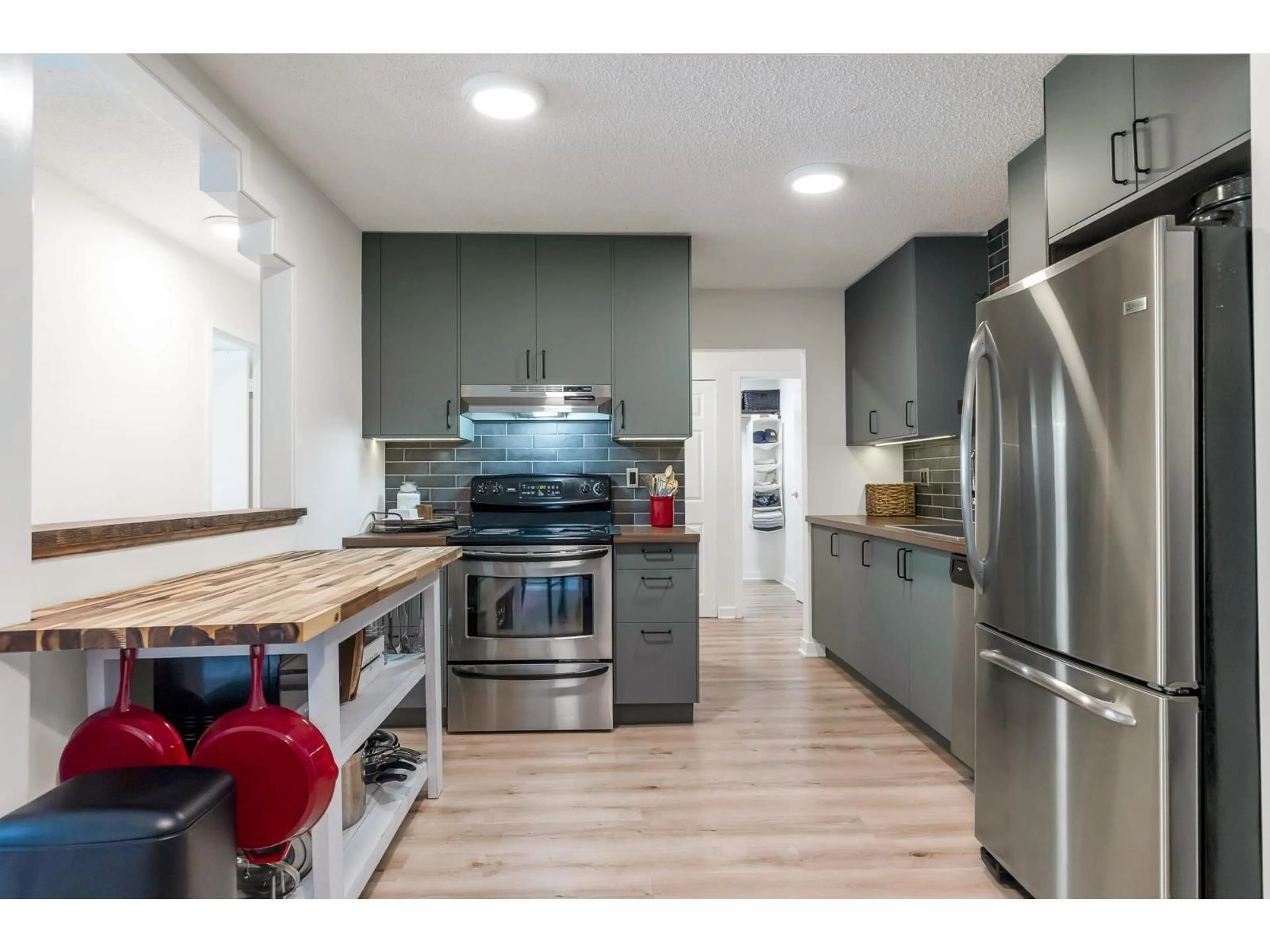Open concept kitchen, unknown for 310 - 33400 BOURQUIN, Abbotsford British Columbia V2S5G3