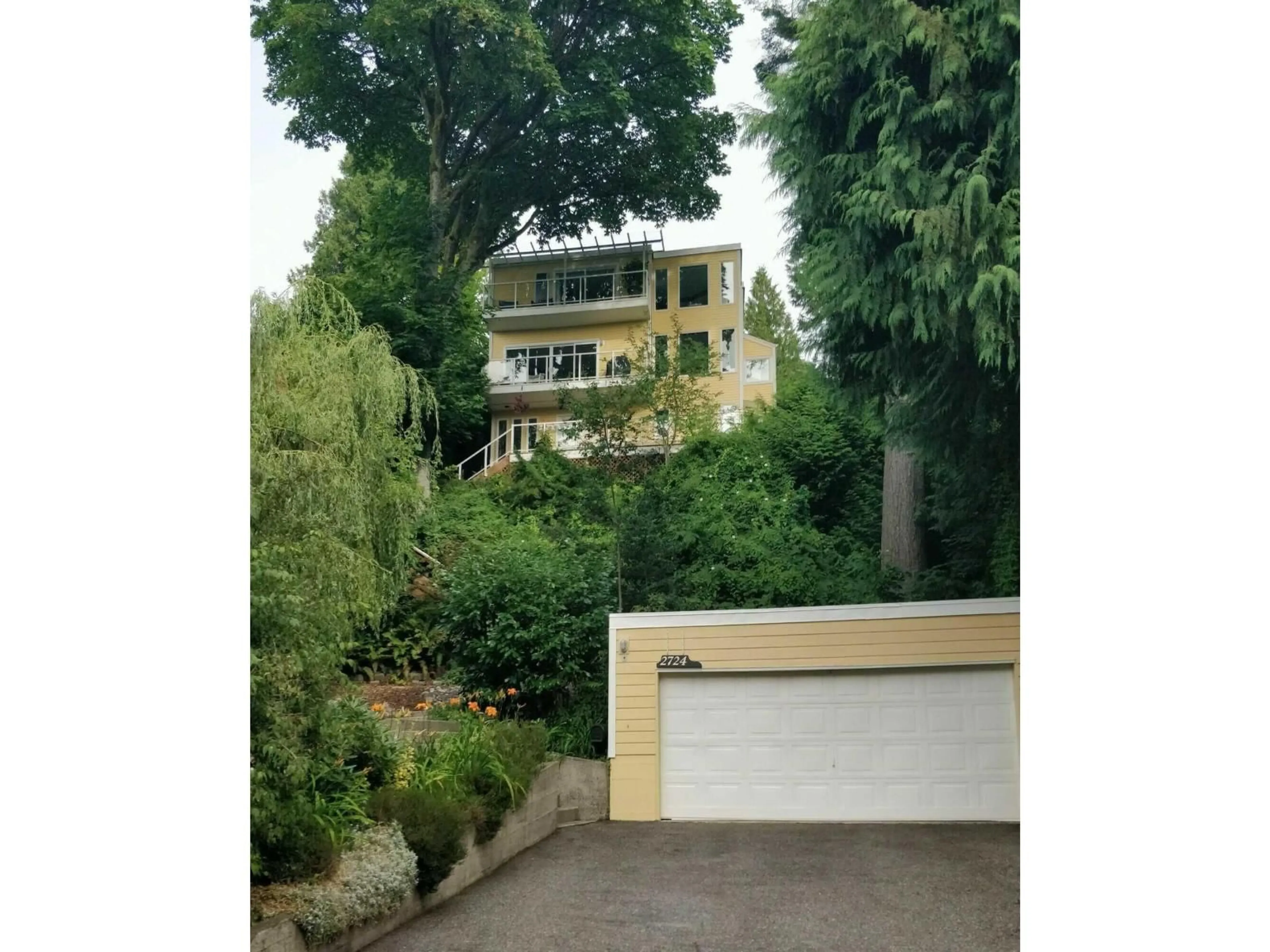 A pic from outside/outdoor area/front of a property/back of a property/a pic from drone, street for 2724 BAYVIEW STREET, Surrey British Columbia V4A2Z4