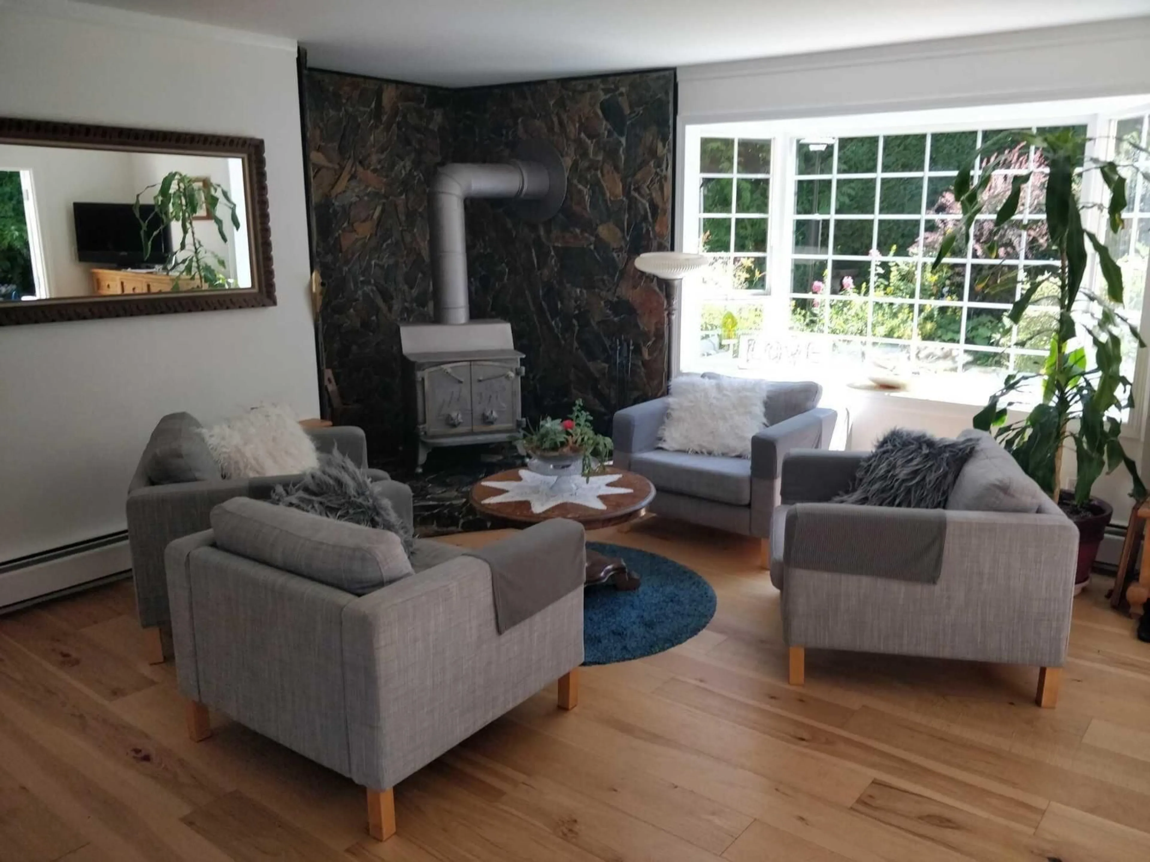 Living room with furniture, unknown for 2724 BAYVIEW STREET, Surrey British Columbia V4A2Z4