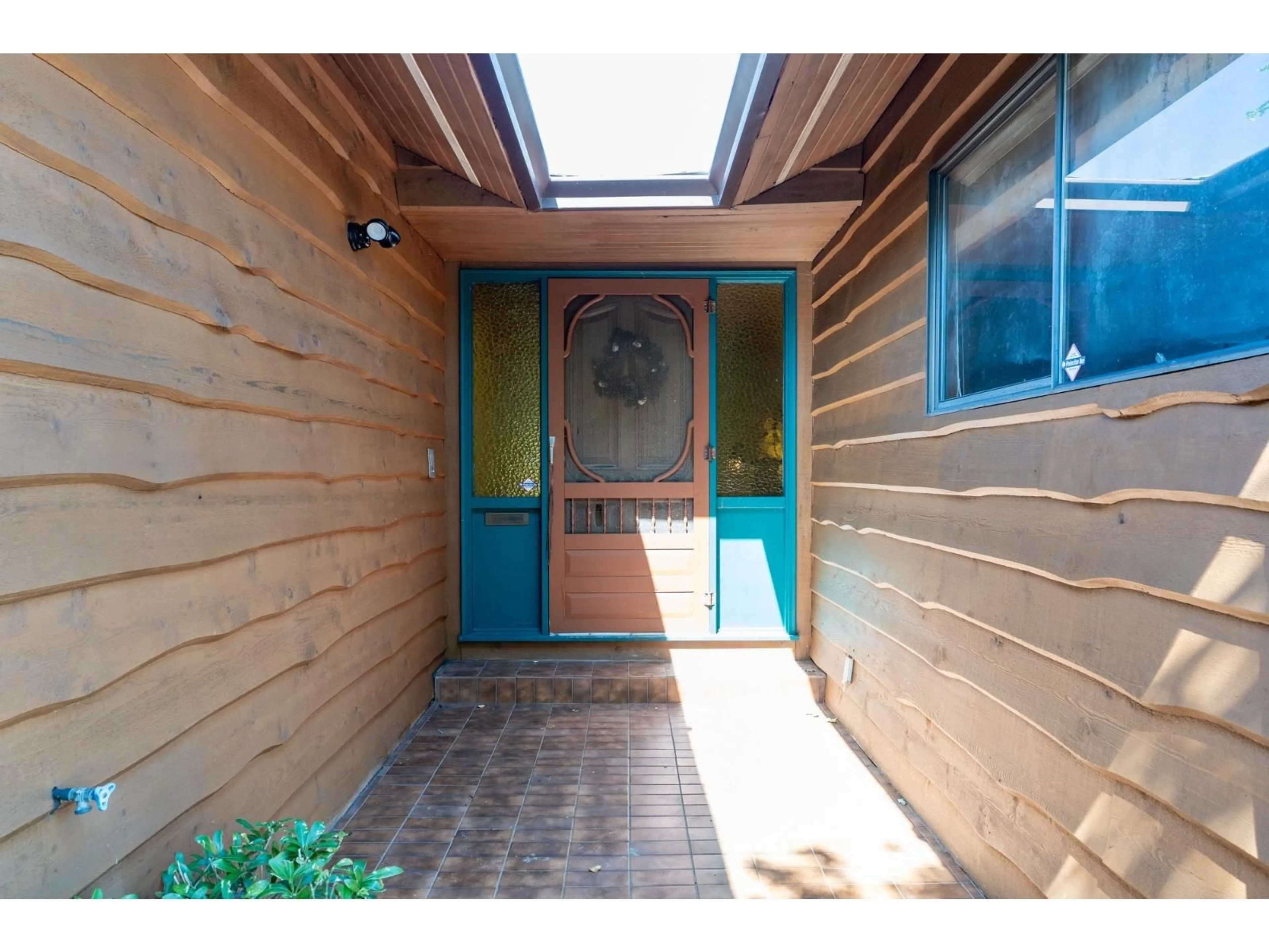 Indoor entryway for 19725 50A, Langley British Columbia V3A7L1